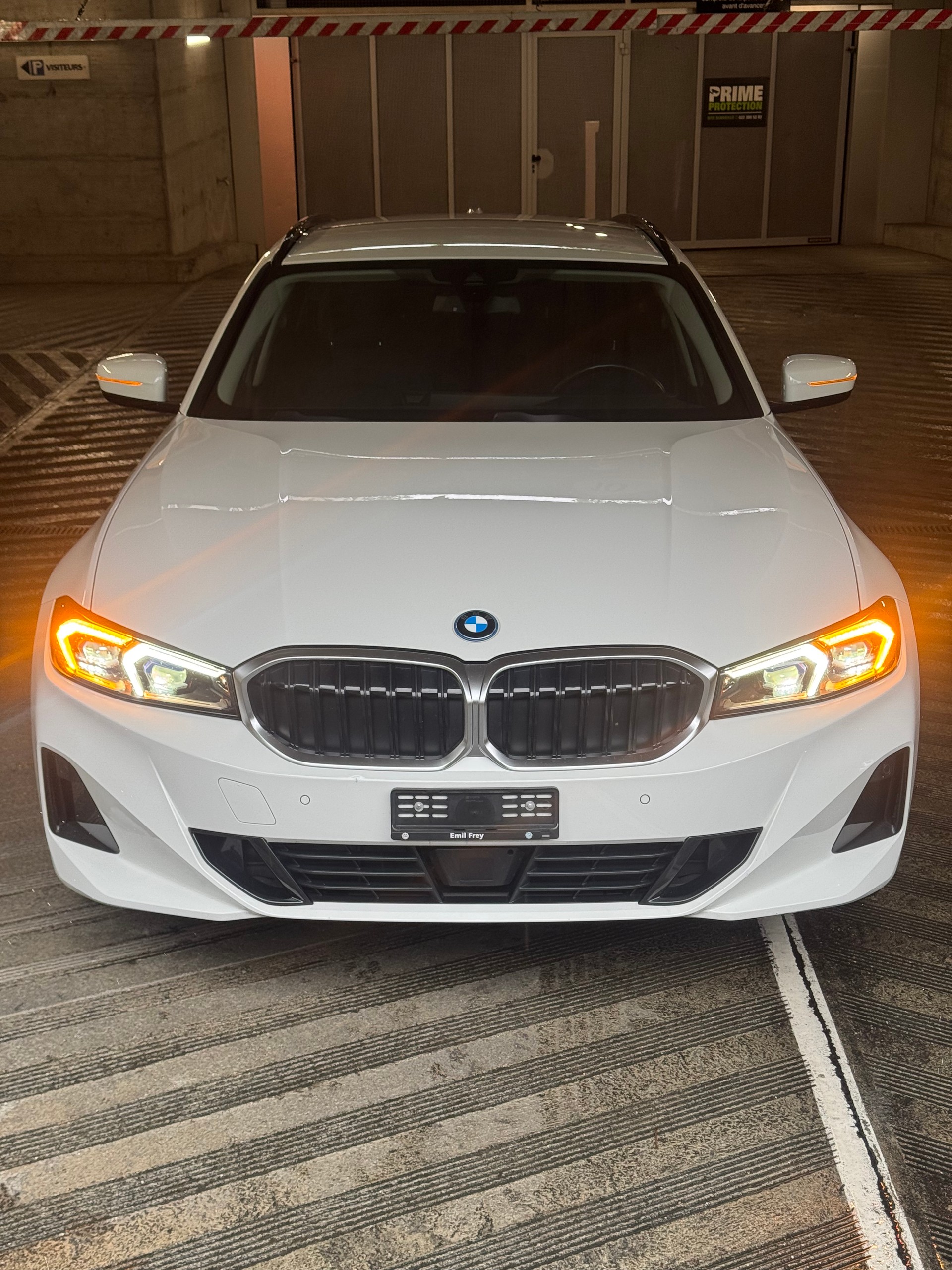 BMW 330e x DriveTouring Steptronic-image-4