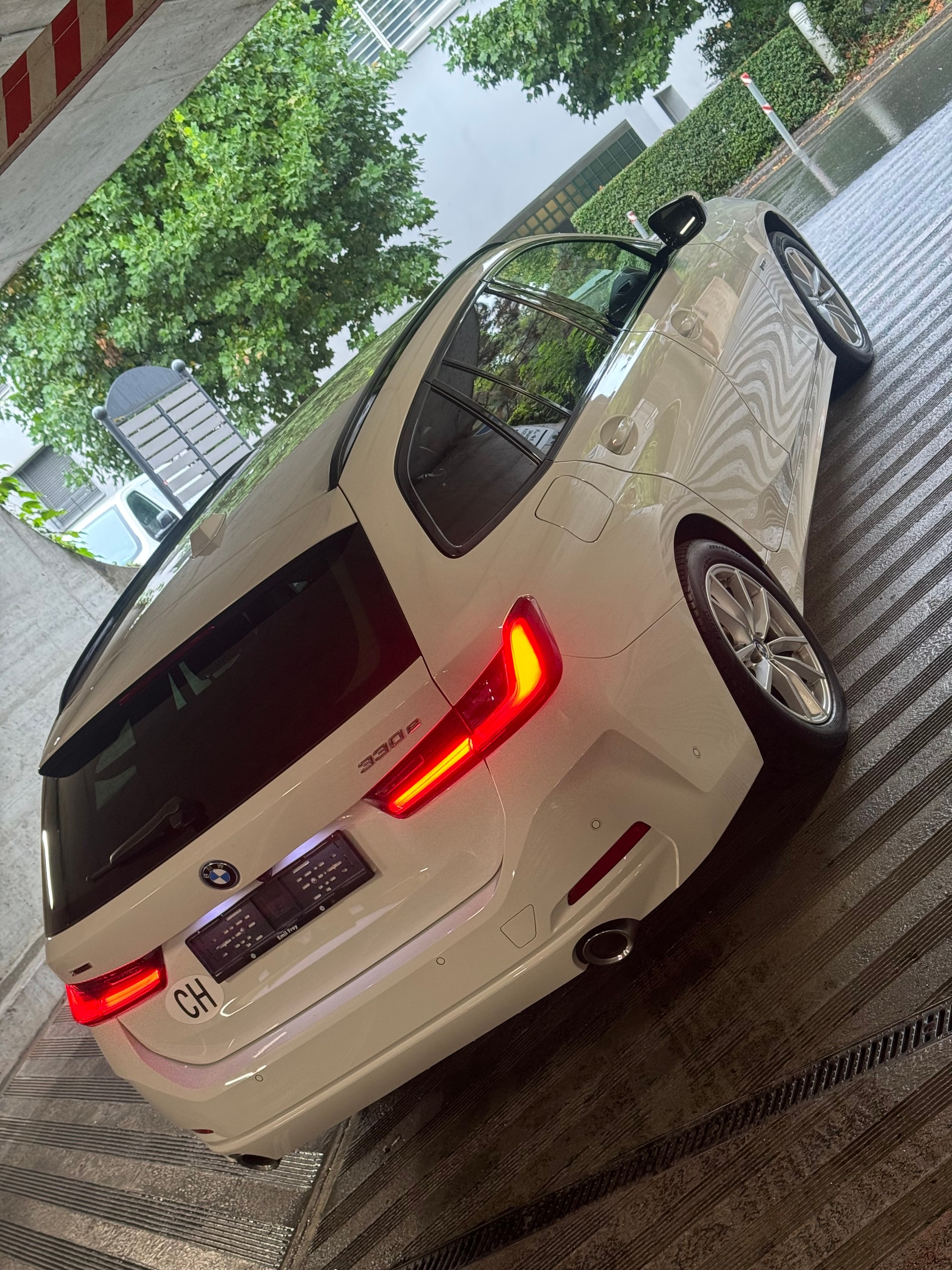 BMW 330e x DriveTouring Steptronic-showroom-element-3