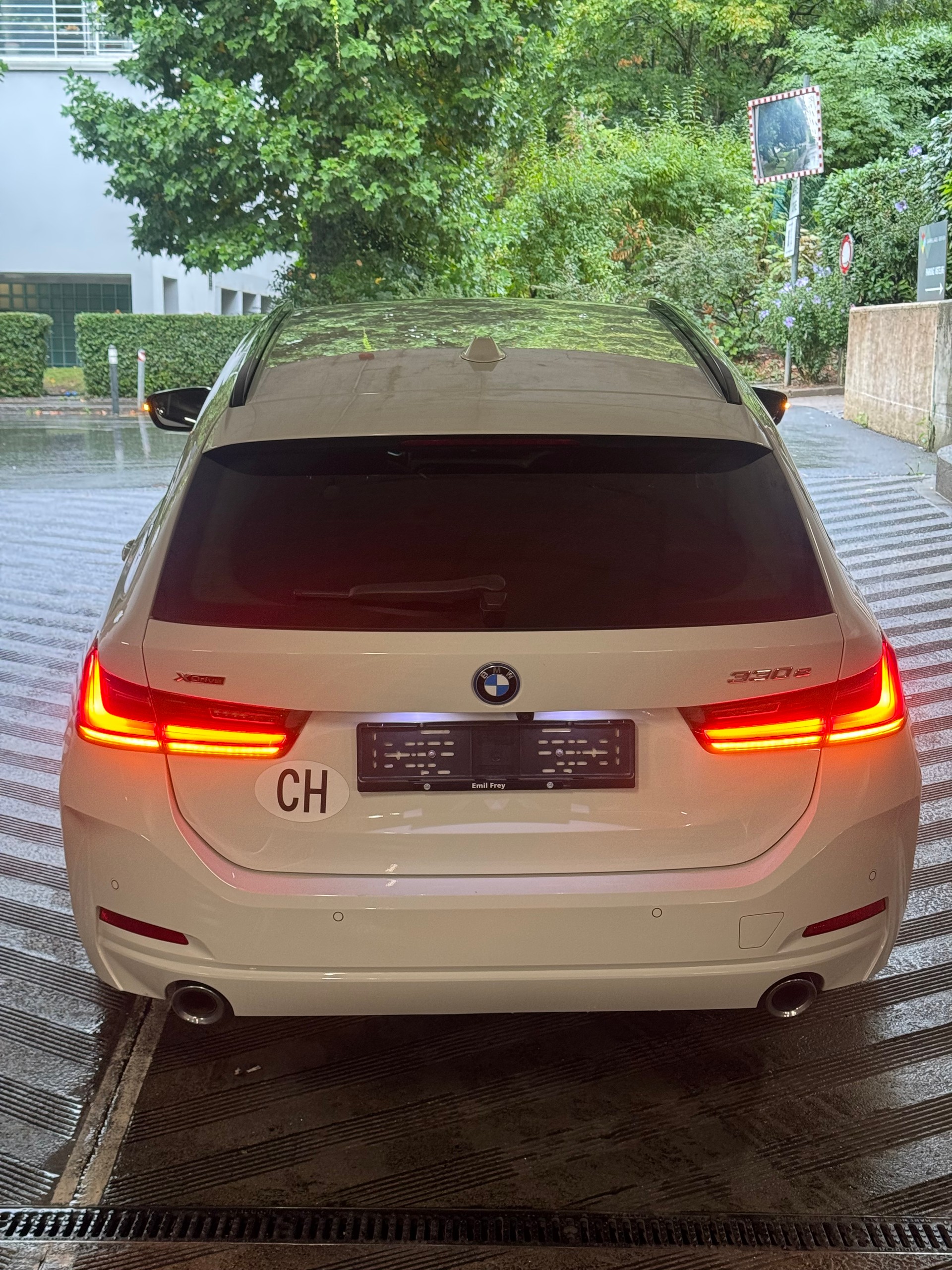 BMW 330e x DriveTouring Steptronic-image-5