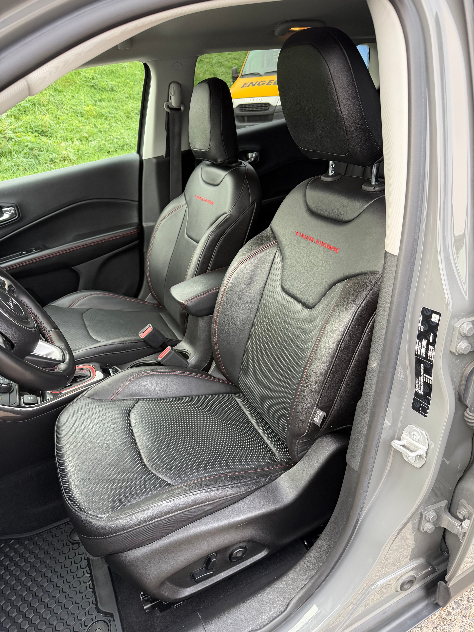 JEEP Compass 1.3 T PHEV Trailhawk AWD-image-9