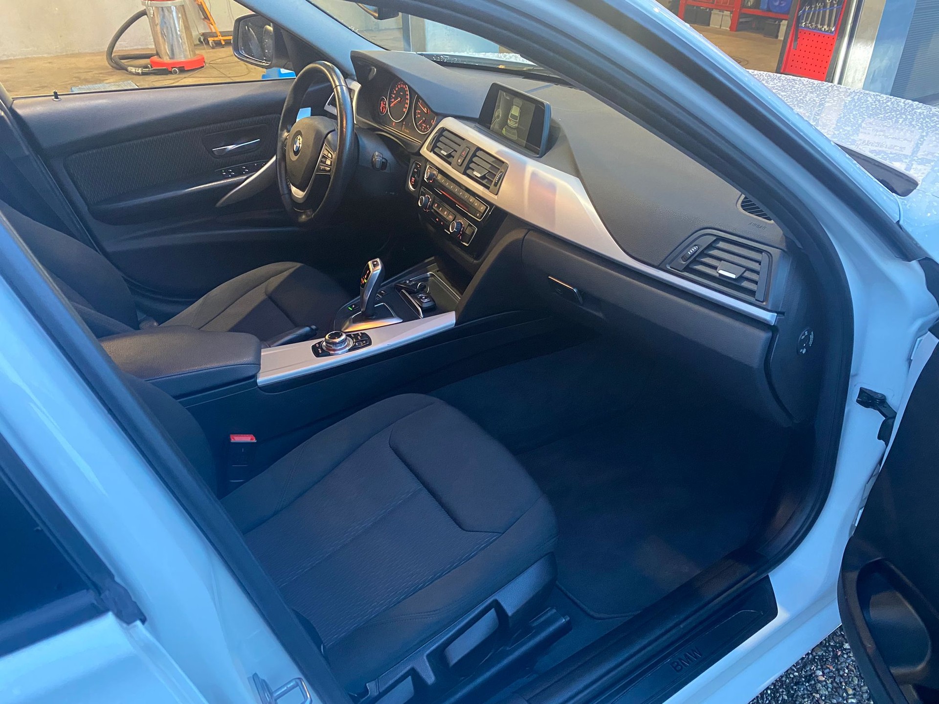 BMW 320d xDrive Touring Steptronic-image-9