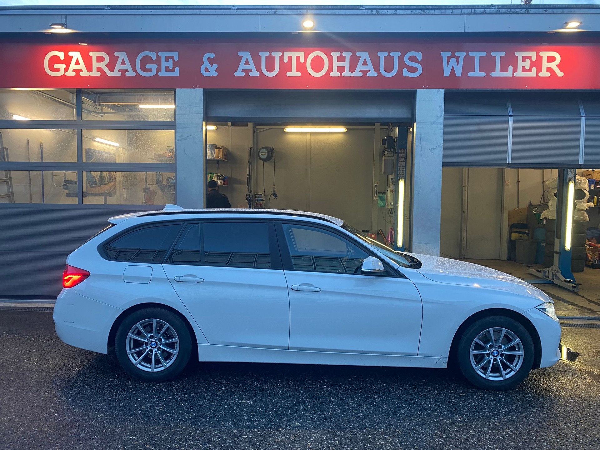 BMW 320d xDrive Touring Steptronic-image-2