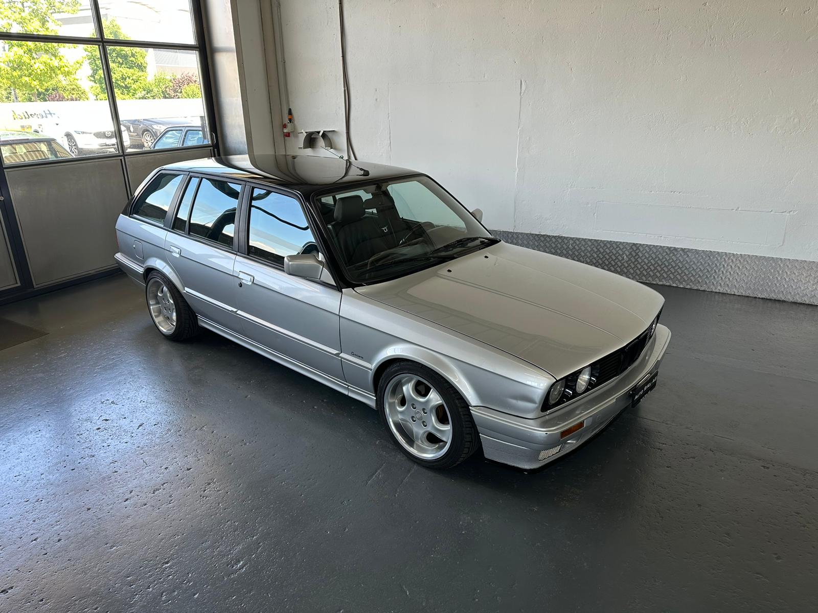 BMW 320i A Touring-image-0