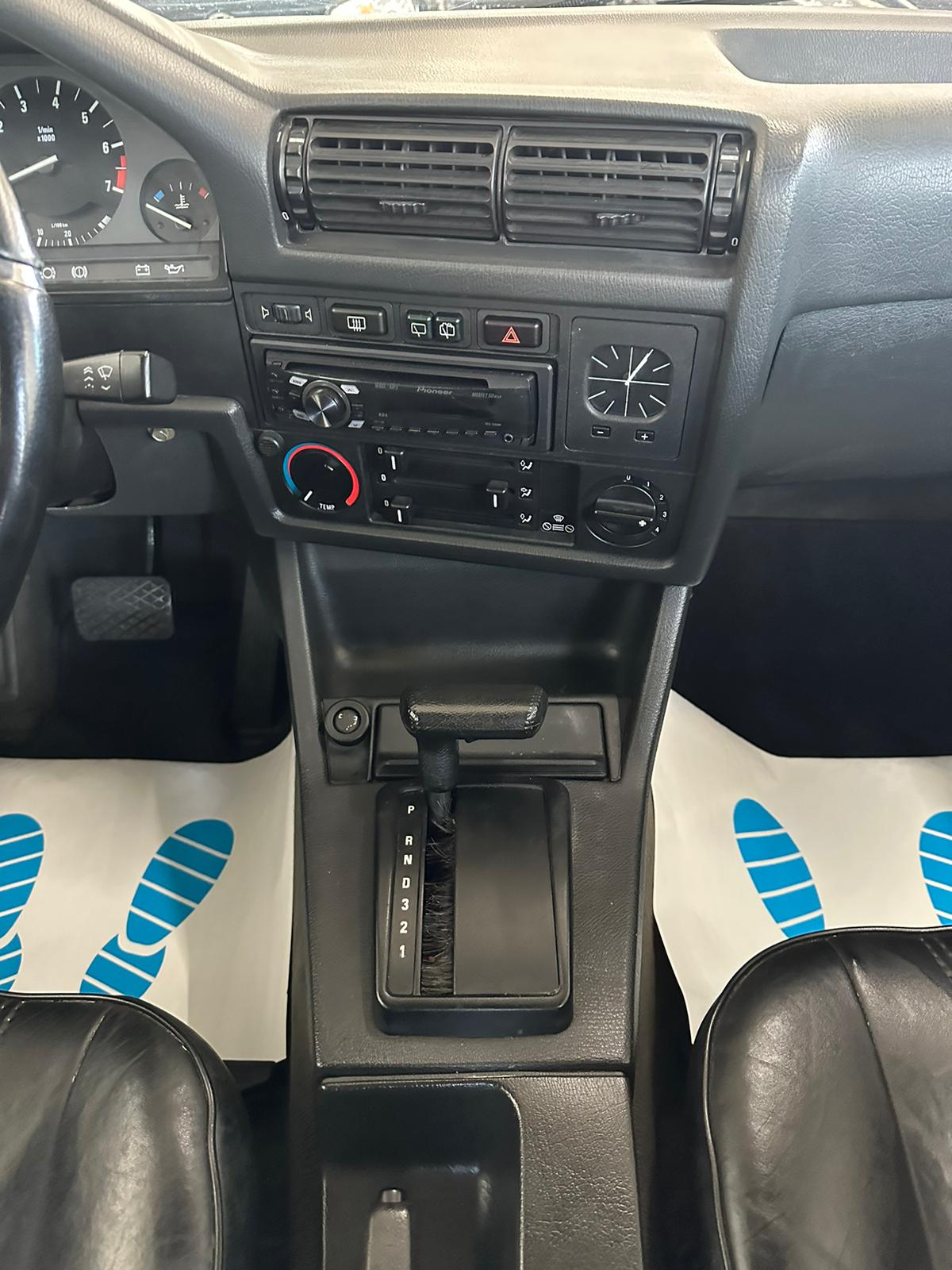 BMW 320i A Touring-image-13