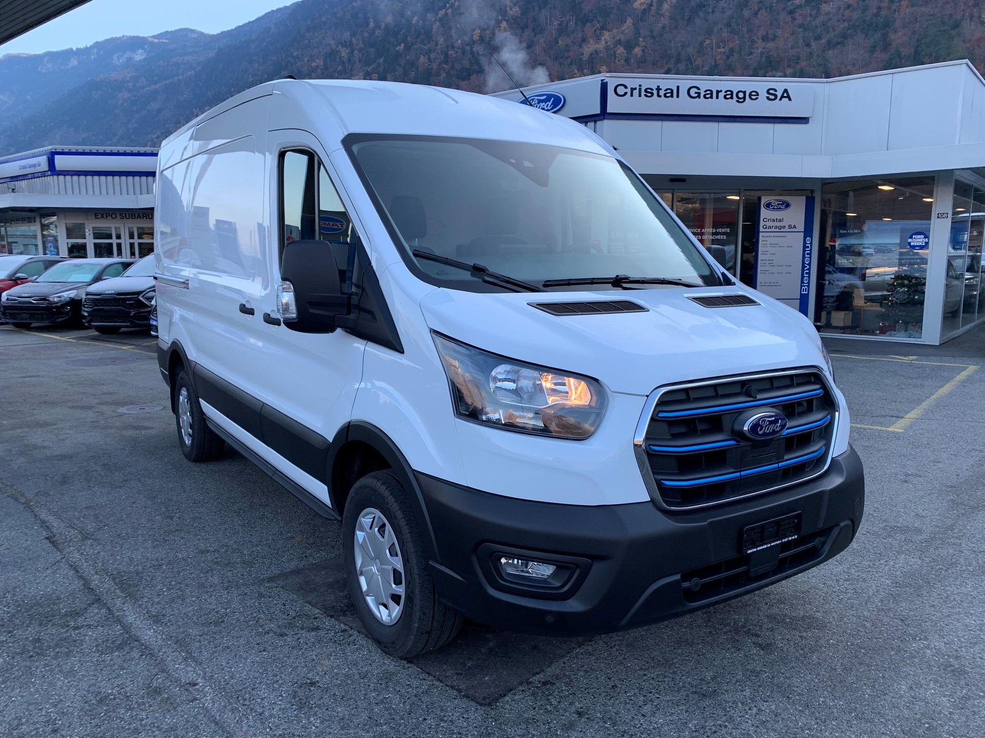 FORD E-Transit Van 350 L2H2 68kWh Trend-image-0