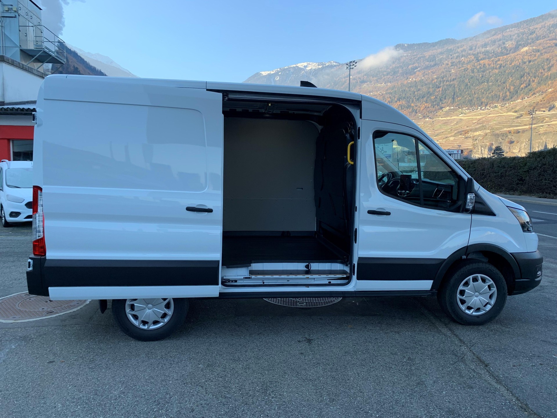 FORD E-Transit Van 350 L2H2 68kWh Trend-image-2