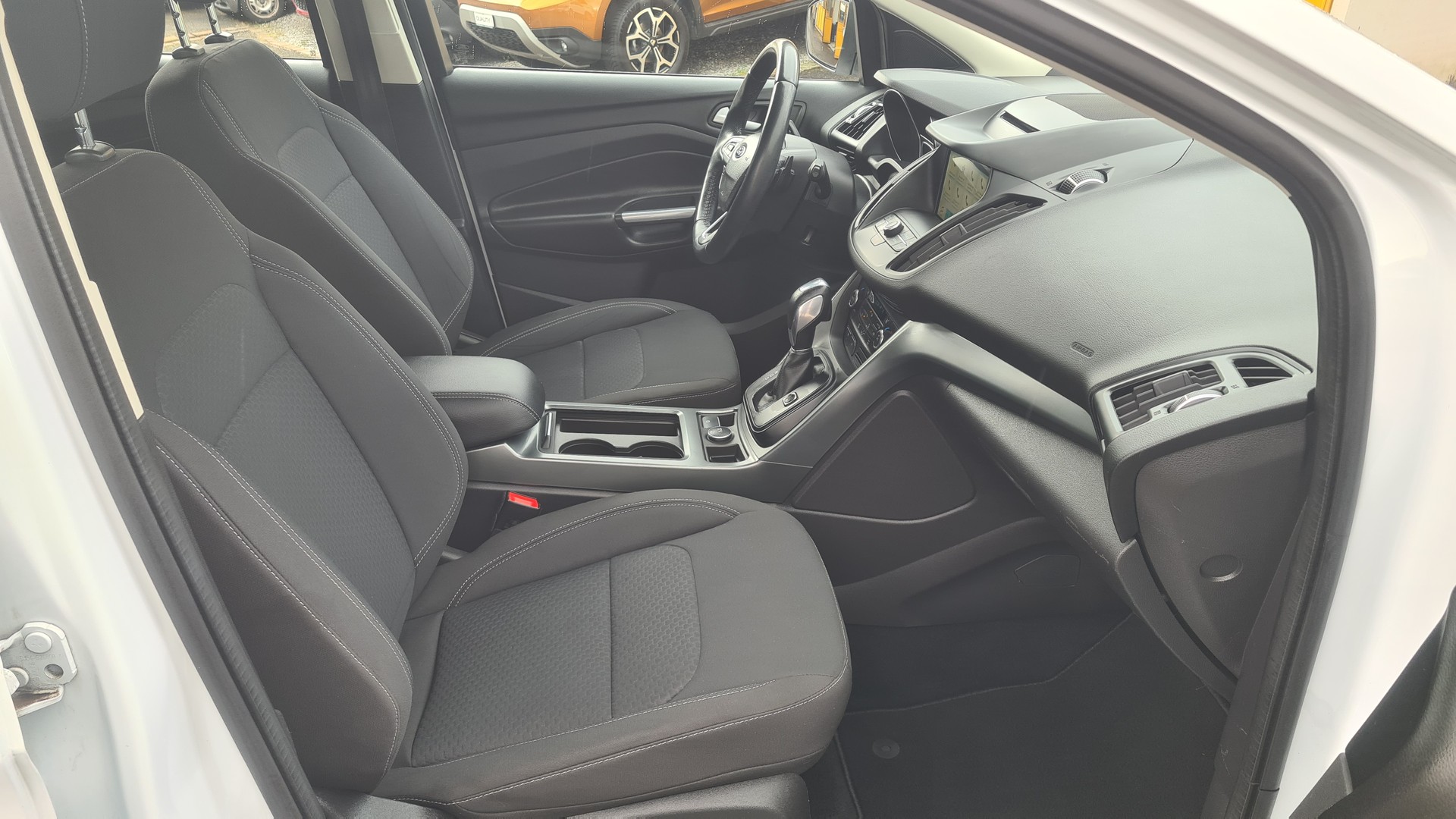 FORD Kuga 1.5 SCTi Business 4WD Automatic-image-10