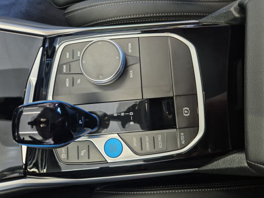 BMW i4 eDrive 40-image-13