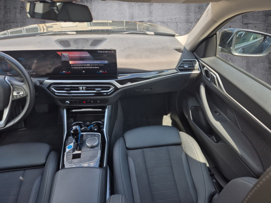 BMW i4 eDrive 40-image-8
