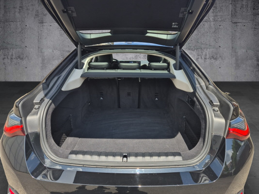 BMW i4 eDrive 40-image-11