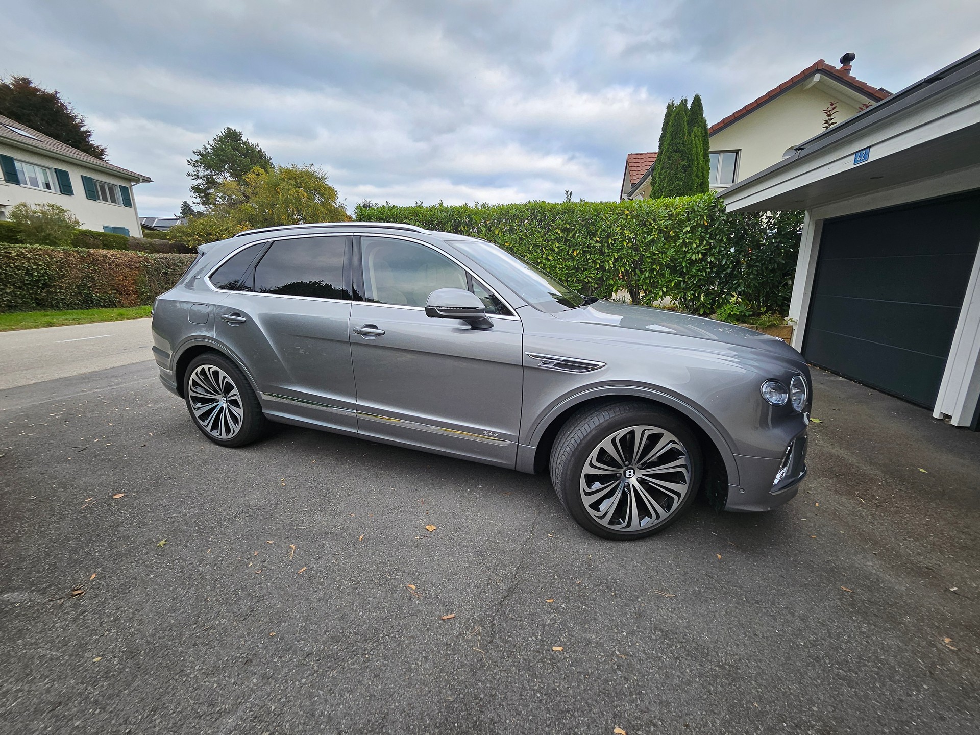 BENTLEY Bentayga V6 Hybrid First Edition-image-0