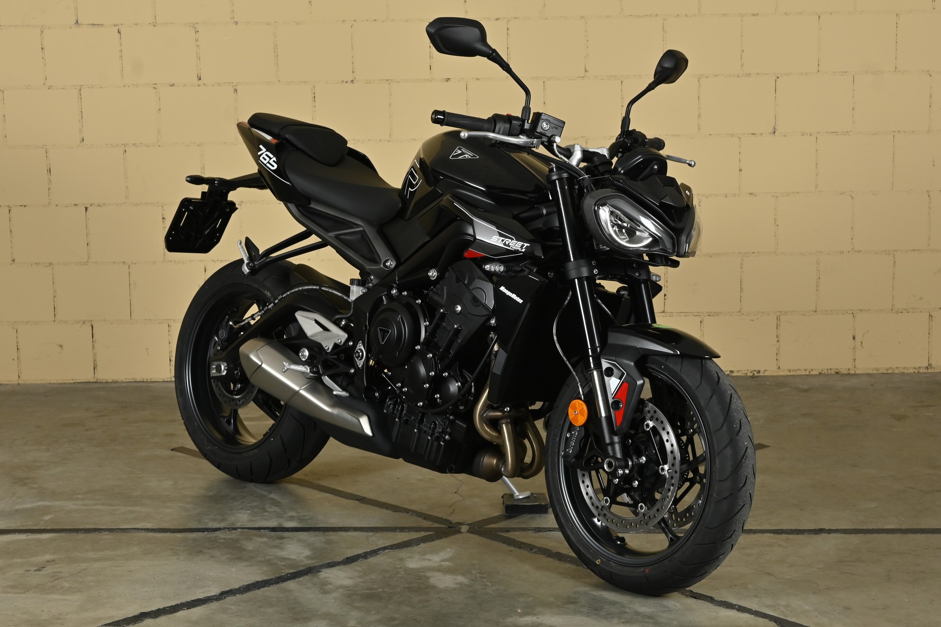 TRIUMPH 765 R-showroom-element-1