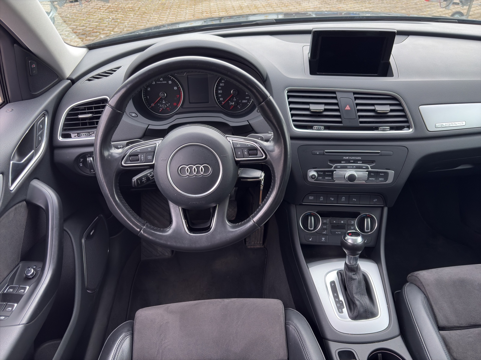 AUDI Q3 2.0 TFSI Design quattro S-Tr.-image-6