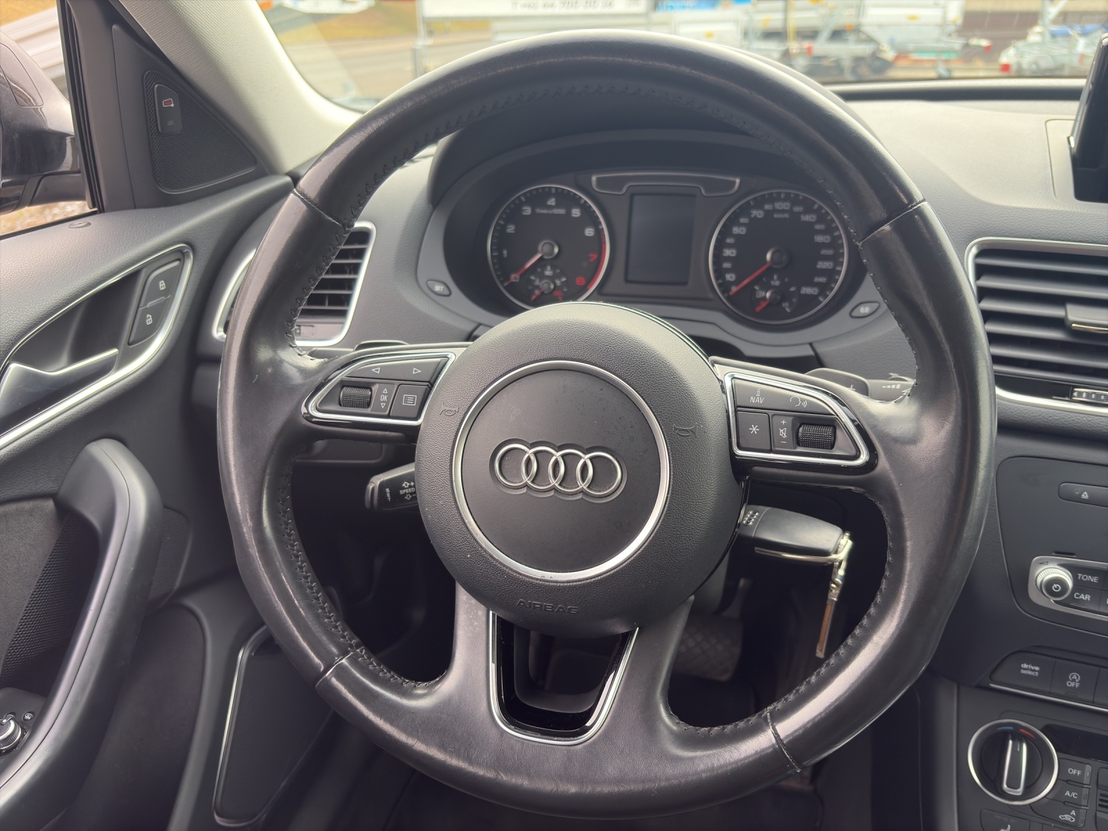 AUDI Q3 2.0 TFSI Design quattro S-Tr.-image-10
