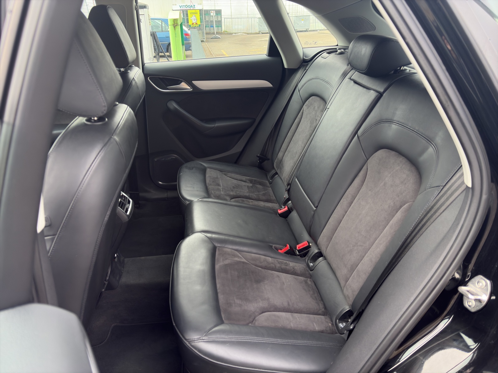 AUDI Q3 2.0 TFSI Design quattro S-Tr.-image-8