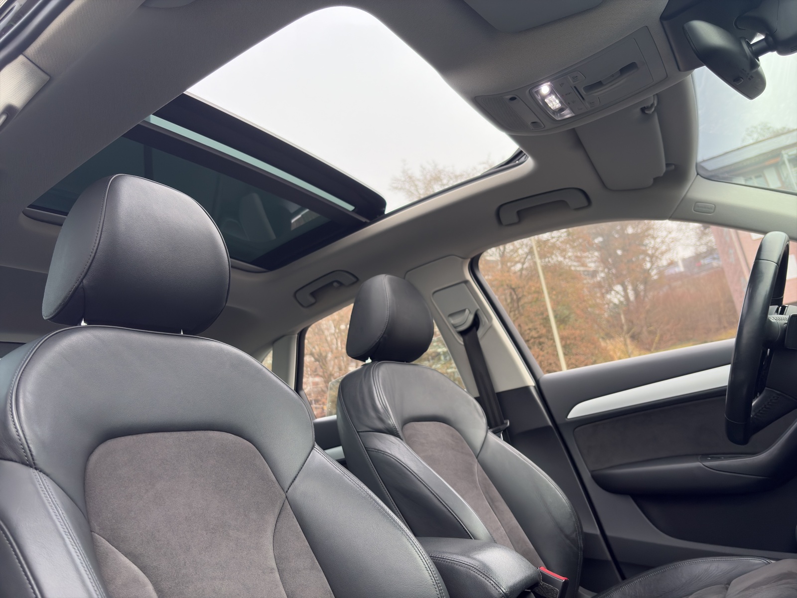 AUDI Q3 2.0 TFSI Design quattro S-Tr.-image-9