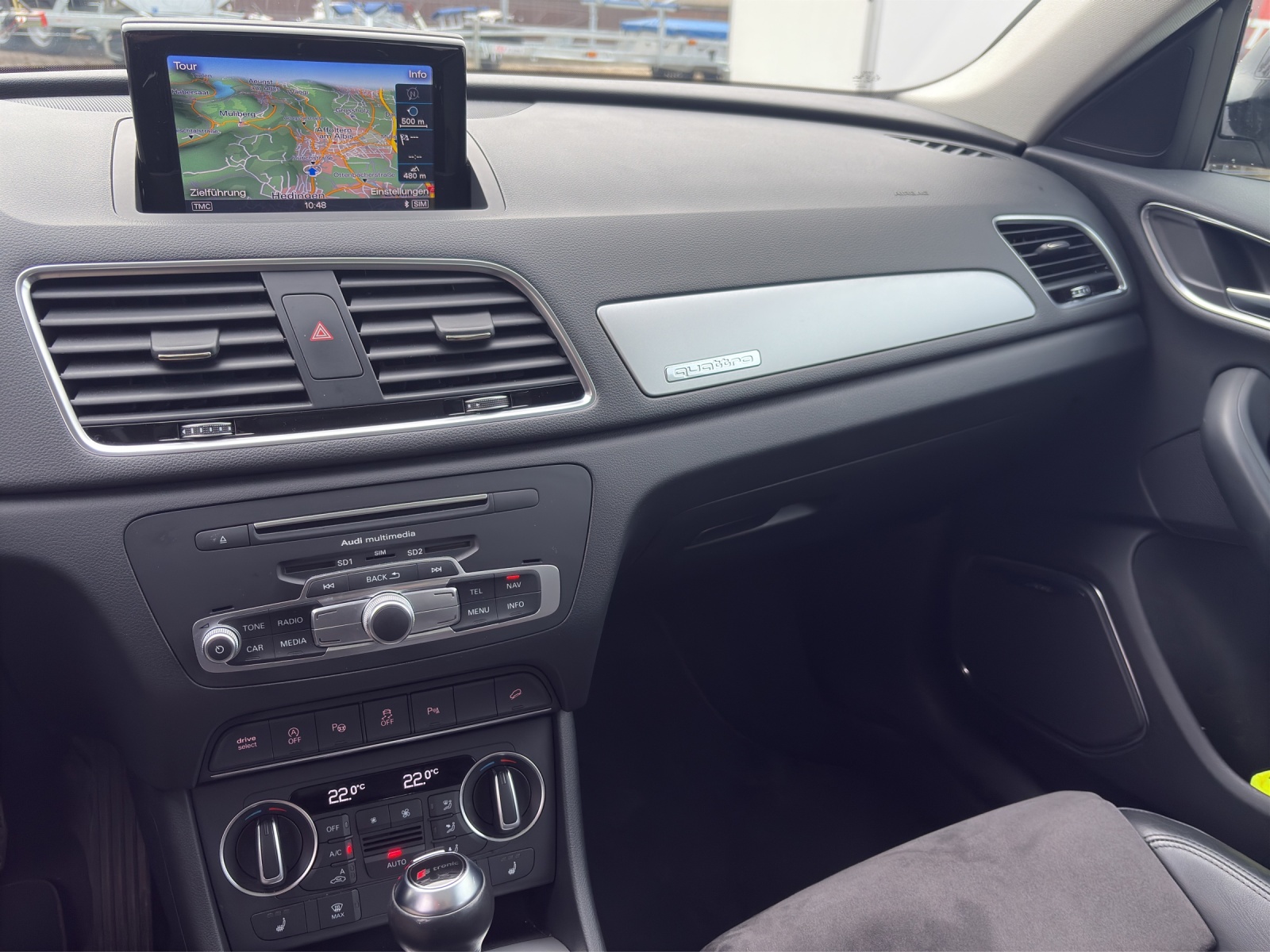 AUDI Q3 2.0 TFSI Design quattro S-Tr.-image-7