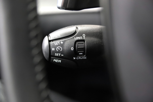 PEUGEOT 208 1.2 MHEV Style-image-14