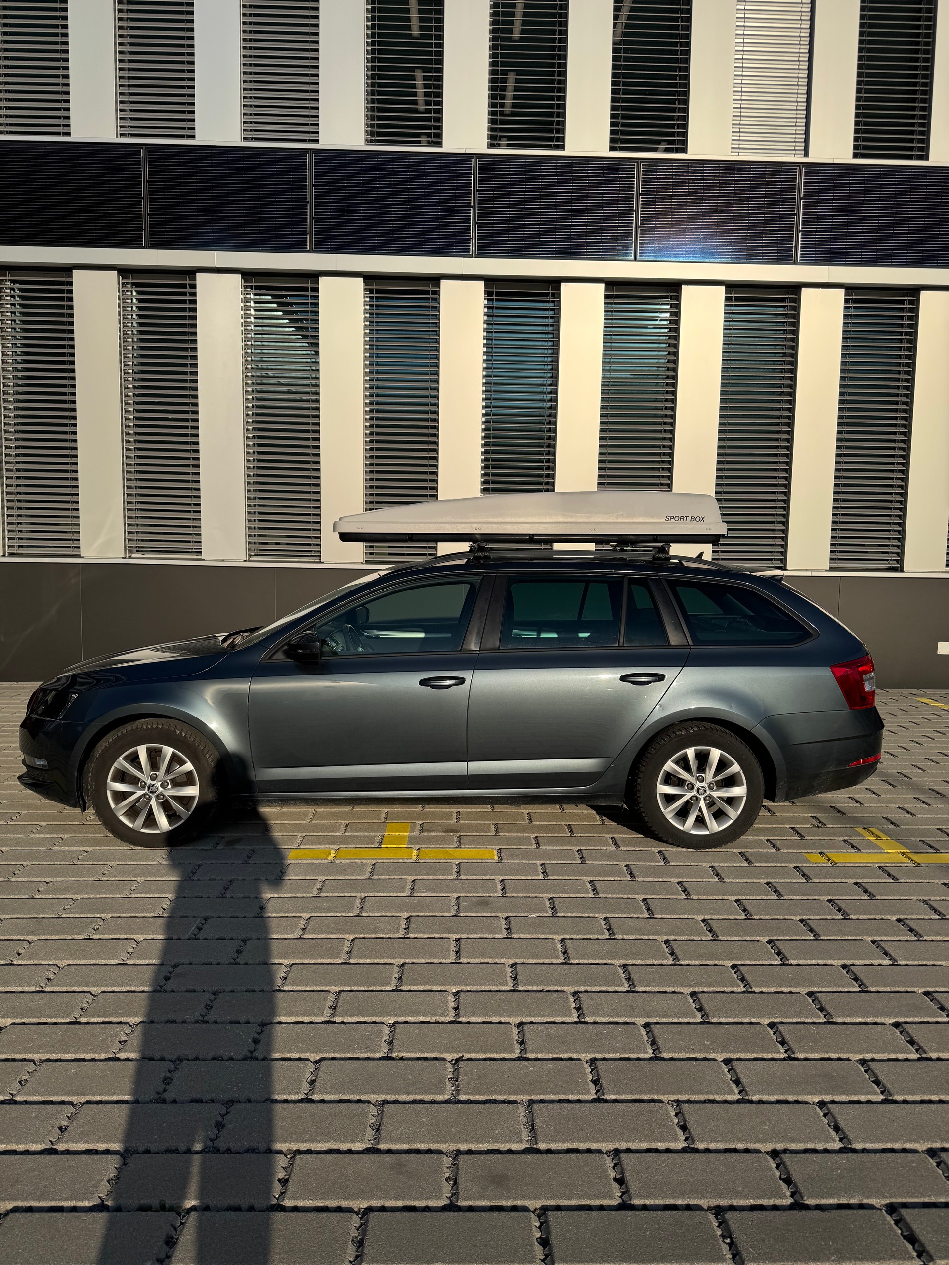SKODA Octavia Combi 2.0 TDI Ambition DSG-image-5