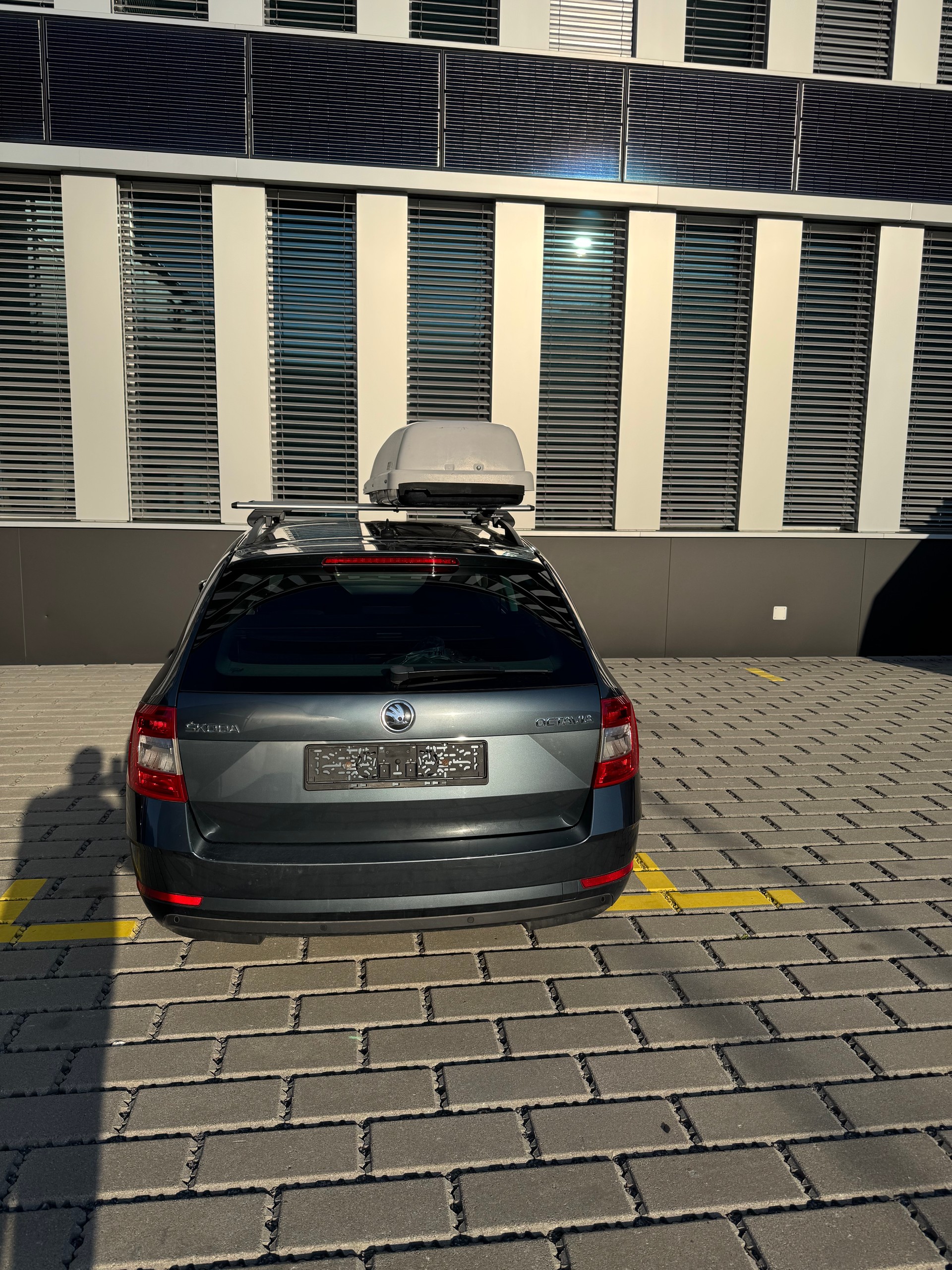 SKODA Octavia Combi 2.0 TDI Ambition DSG-image-15