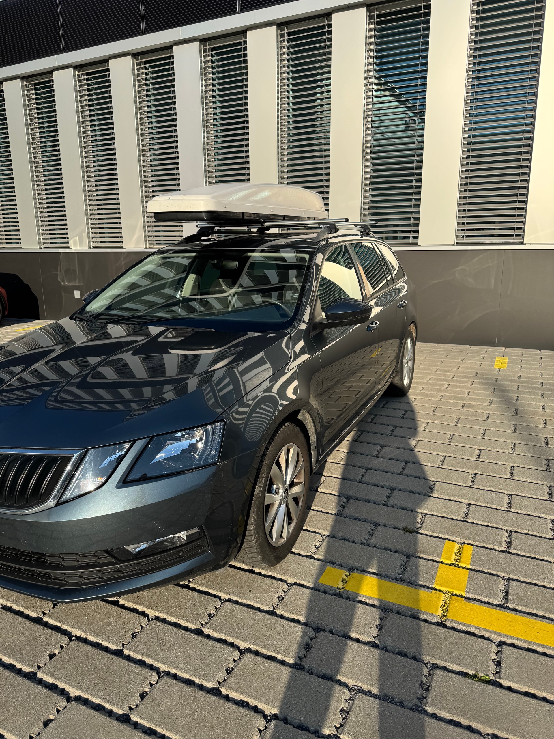 SKODA Octavia Combi 2.0 TDI Ambition DSG-image-1