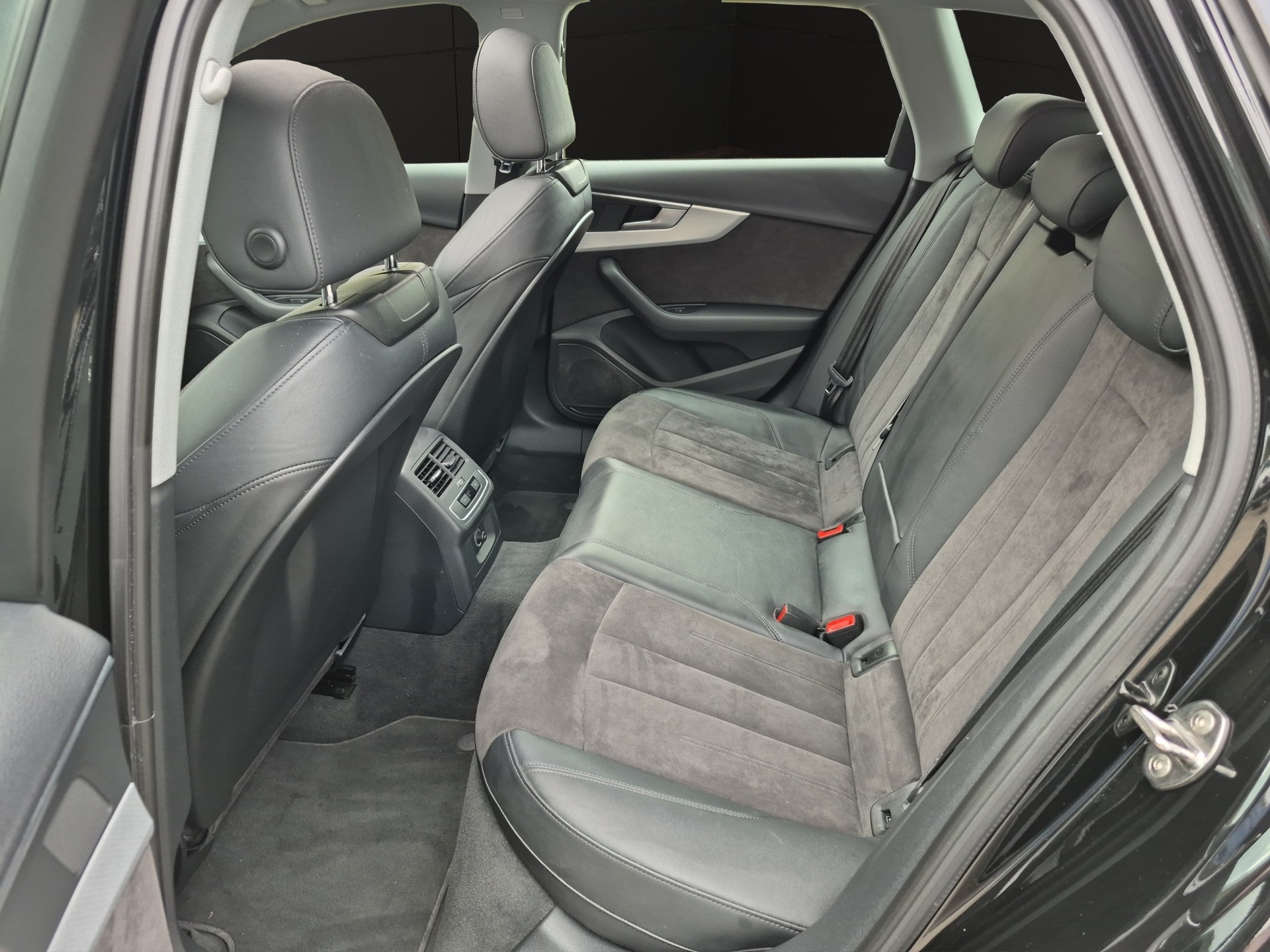 AUDI A4 Avant 40 TDI Sport Attraction quattro S-tronic-image-9