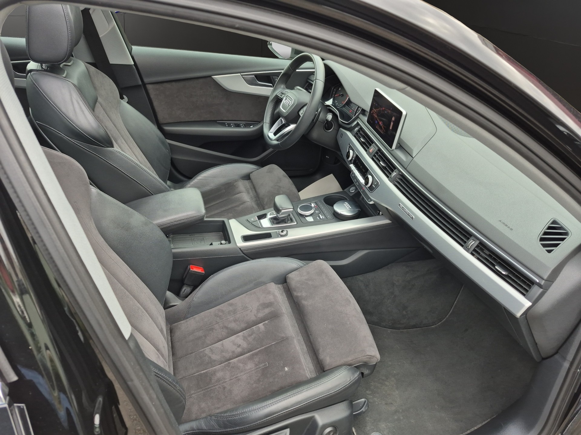 AUDI A4 Avant 40 TDI Sport Attraction quattro S-tronic-image-10