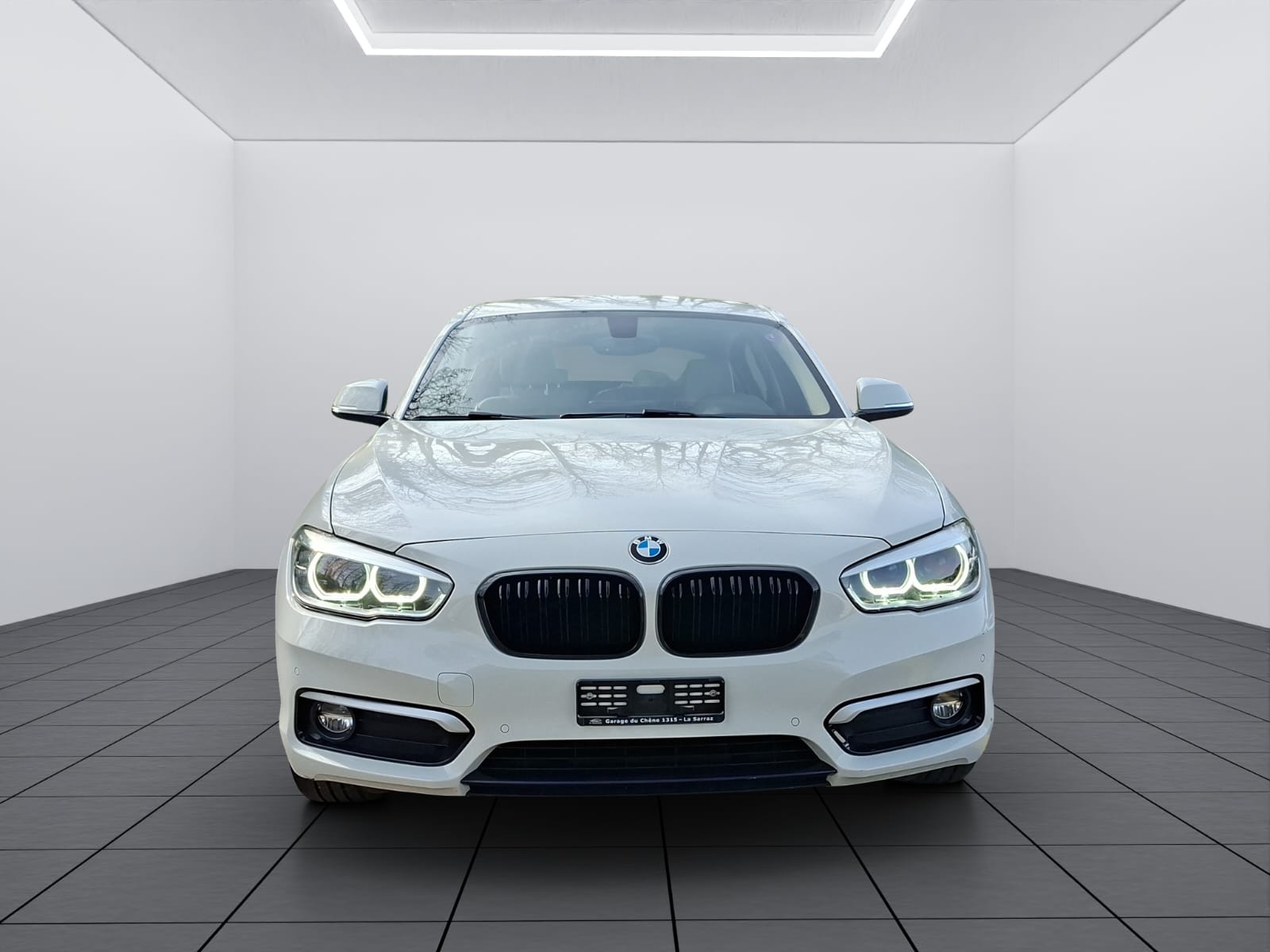 BMW 125i Urban Line Steptronic-showroom-element-1