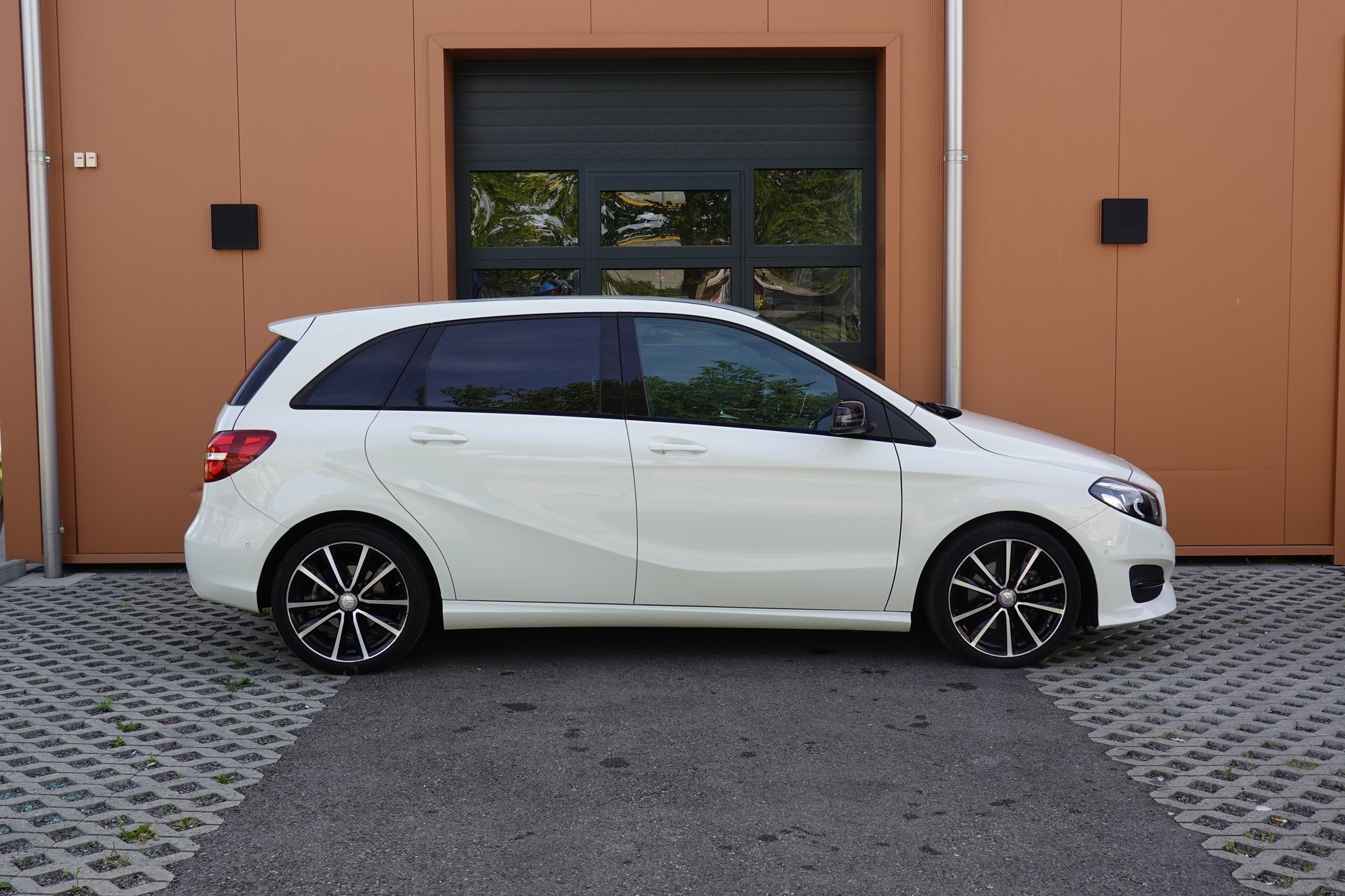 MERCEDES-BENZ B 200 AMG Line 7G-DCT-image-3