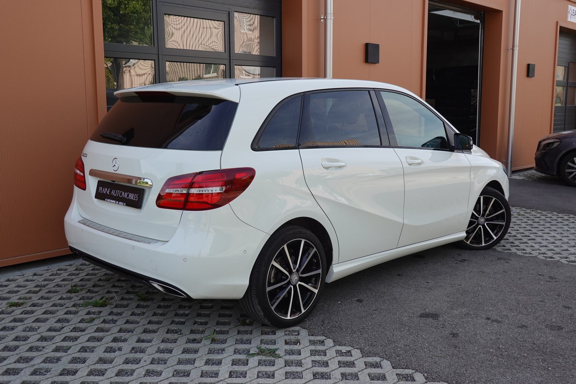 MERCEDES-BENZ B 200 AMG Line 7G-DCT-image-5