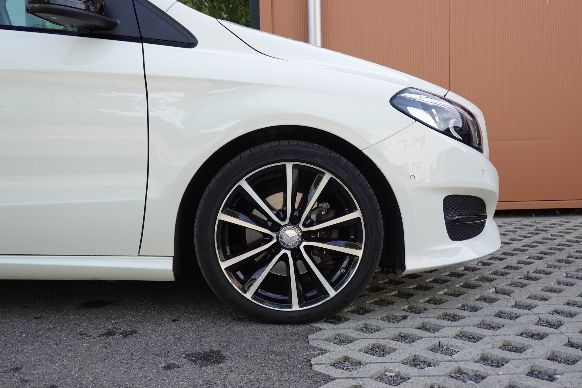 MERCEDES-BENZ B 200 AMG Line 7G-DCT-image-4