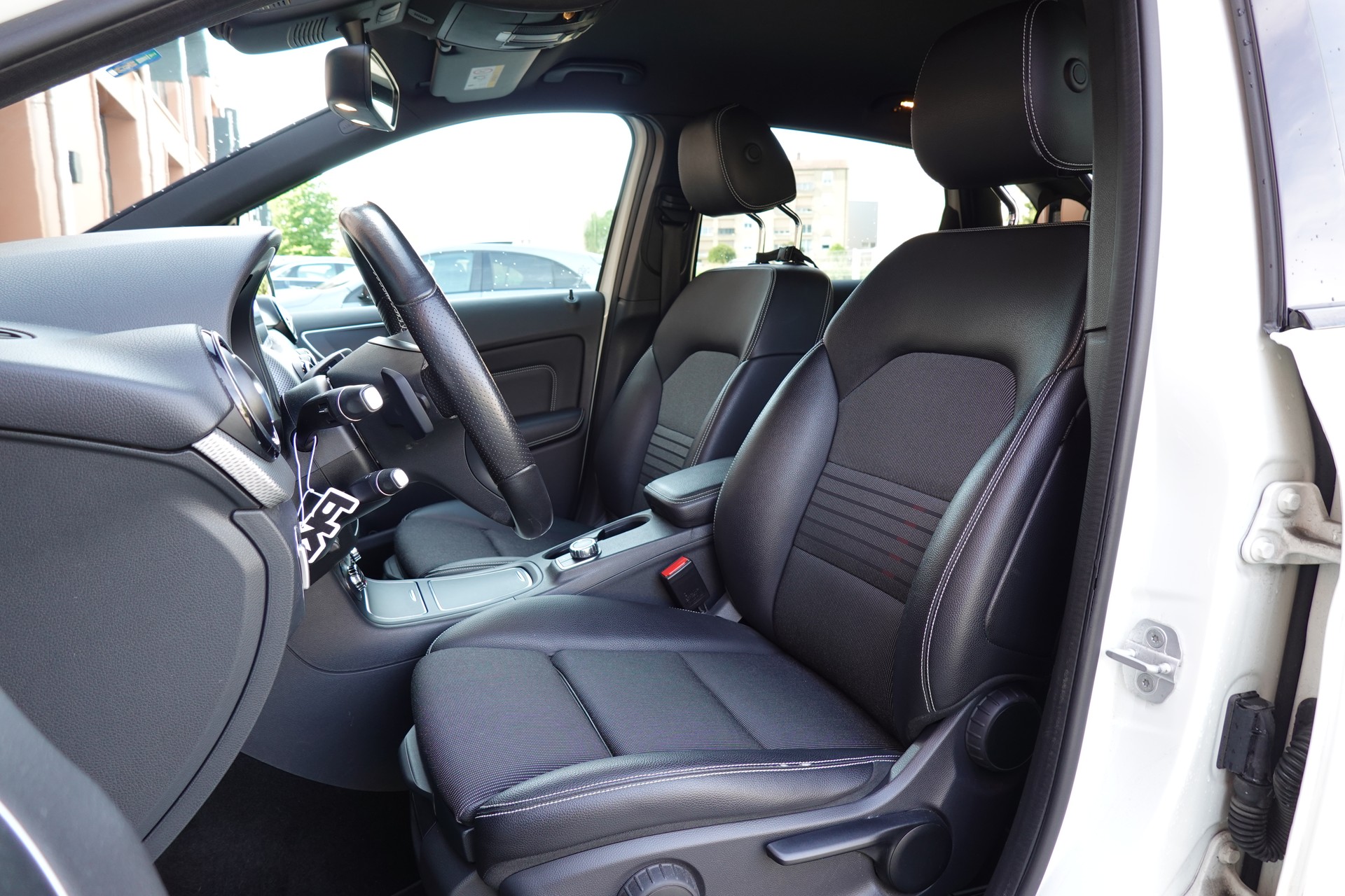 MERCEDES-BENZ B 200 AMG Line 7G-DCT-image-18