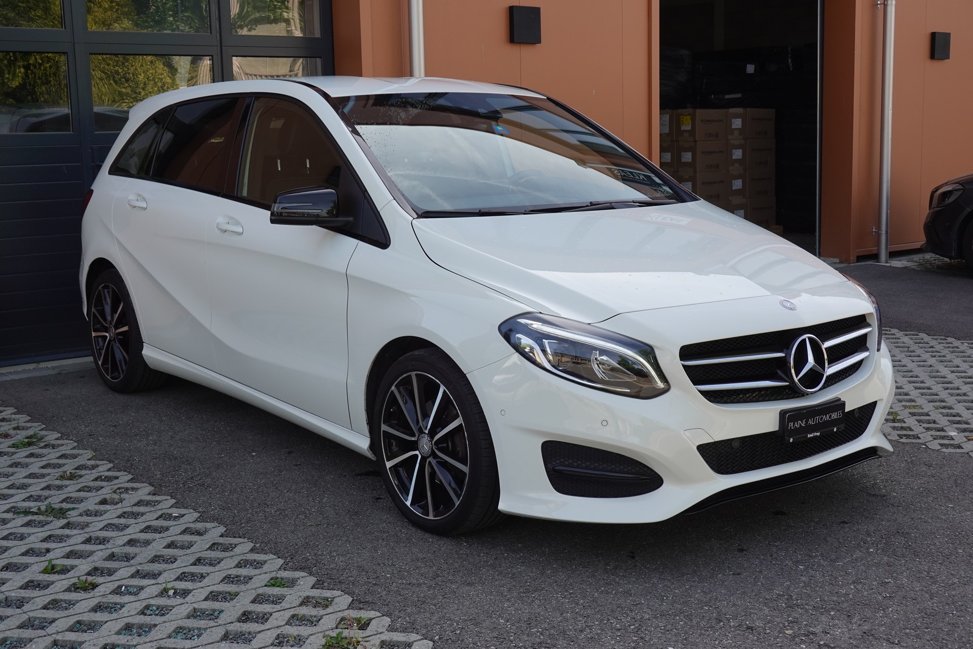 MERCEDES-BENZ B 200 AMG Line 7G-DCT-image-2