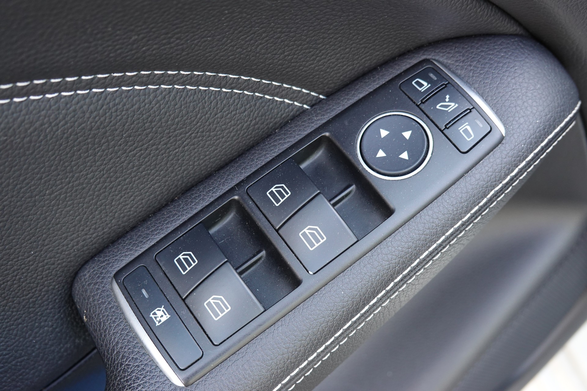 MERCEDES-BENZ B 200 AMG Line 7G-DCT-image-17