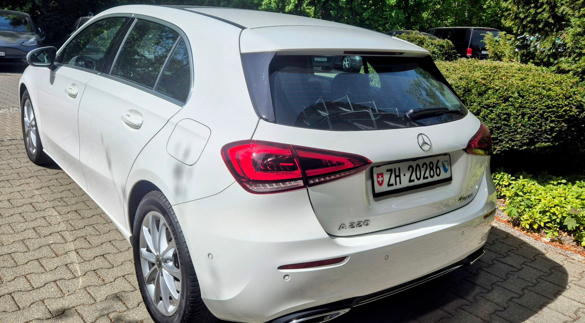 MERCEDES-BENZ A 220 7G-DCT 4 Matic-image-2