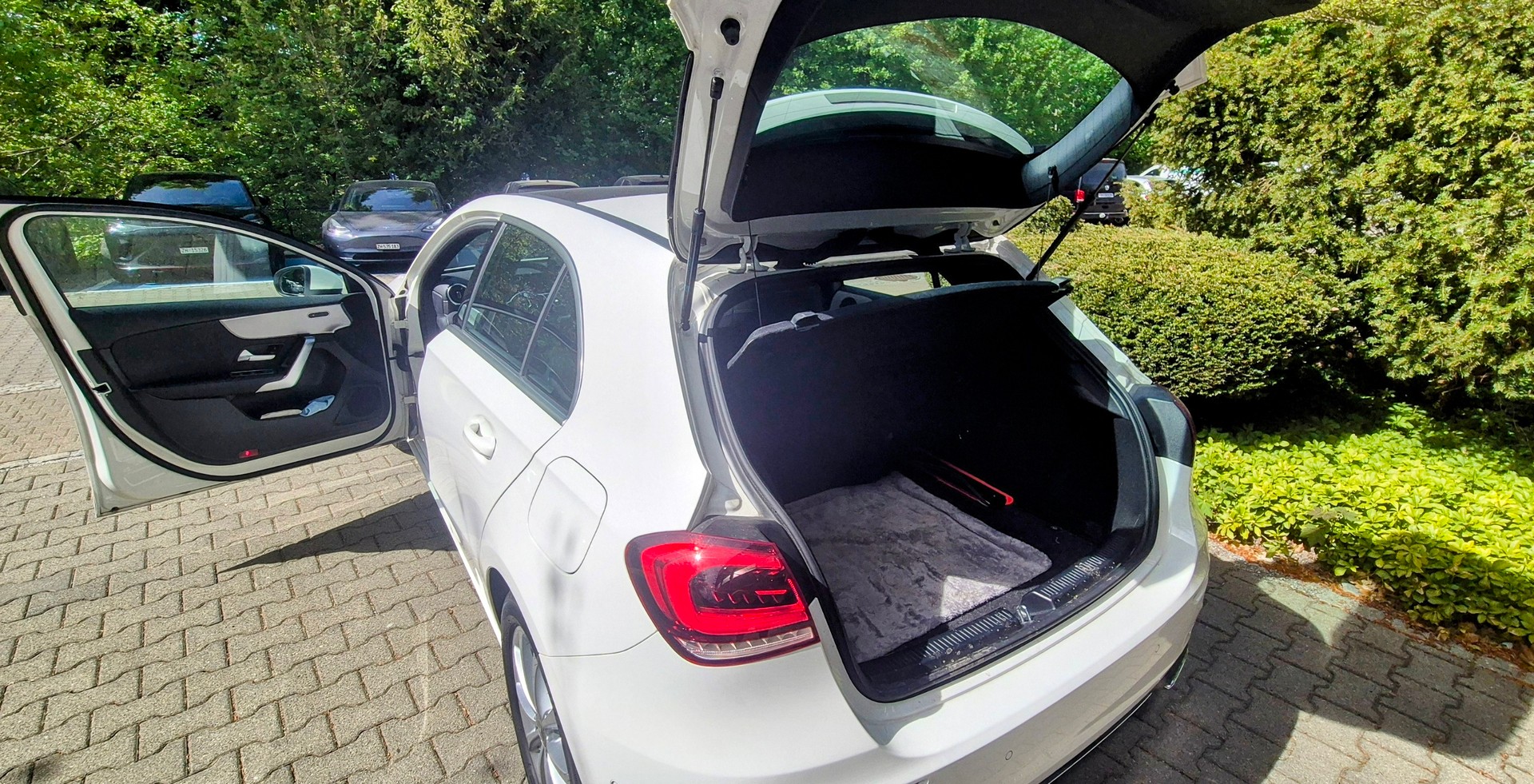 MERCEDES-BENZ A 220 7G-DCT 4 Matic-image-5
