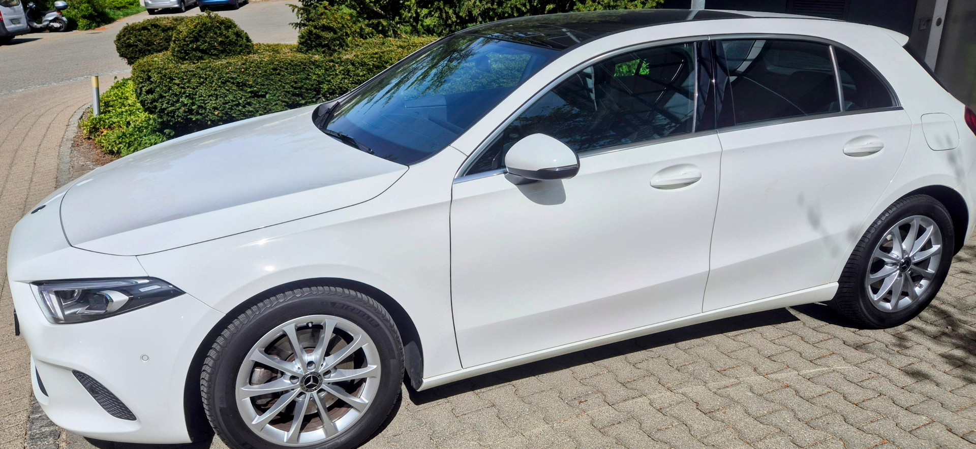 MERCEDES-BENZ A 220 7G-DCT 4 Matic-image-1