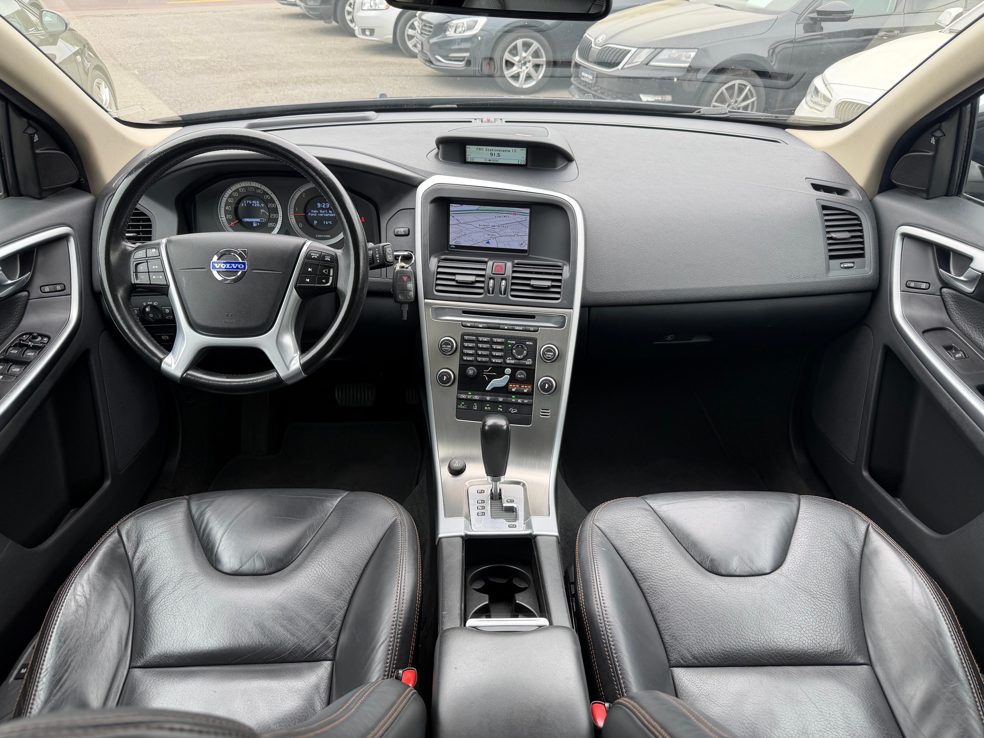 VOLVO XC60 D5 AWD Summum Geartronic-image-10