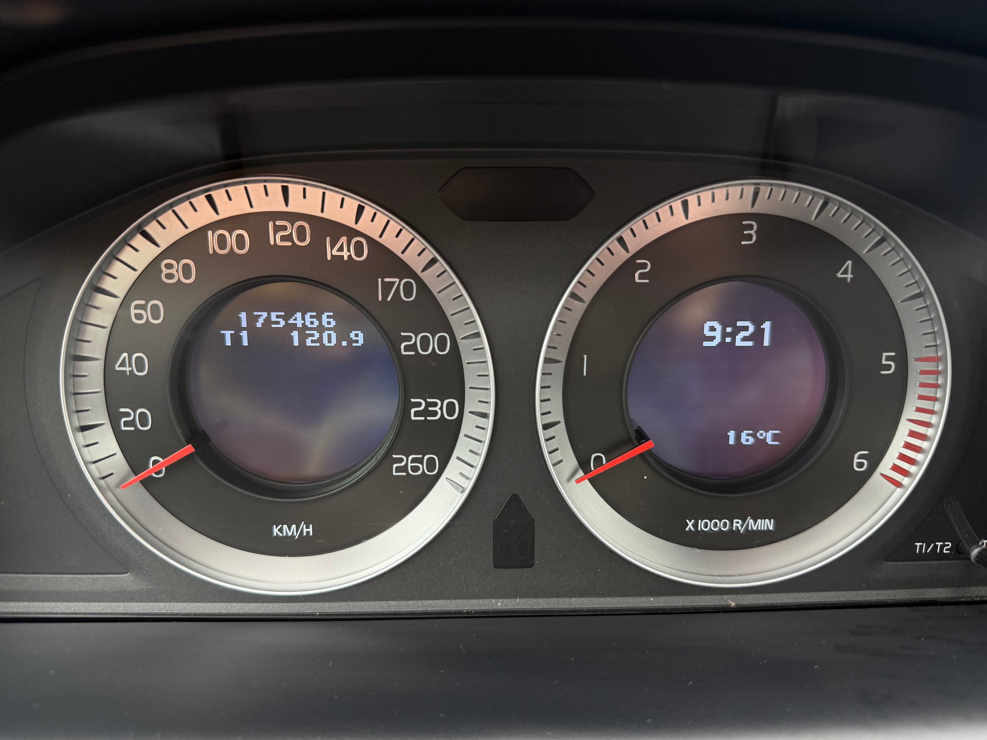 VOLVO XC60 D5 AWD Summum Geartronic-image-12