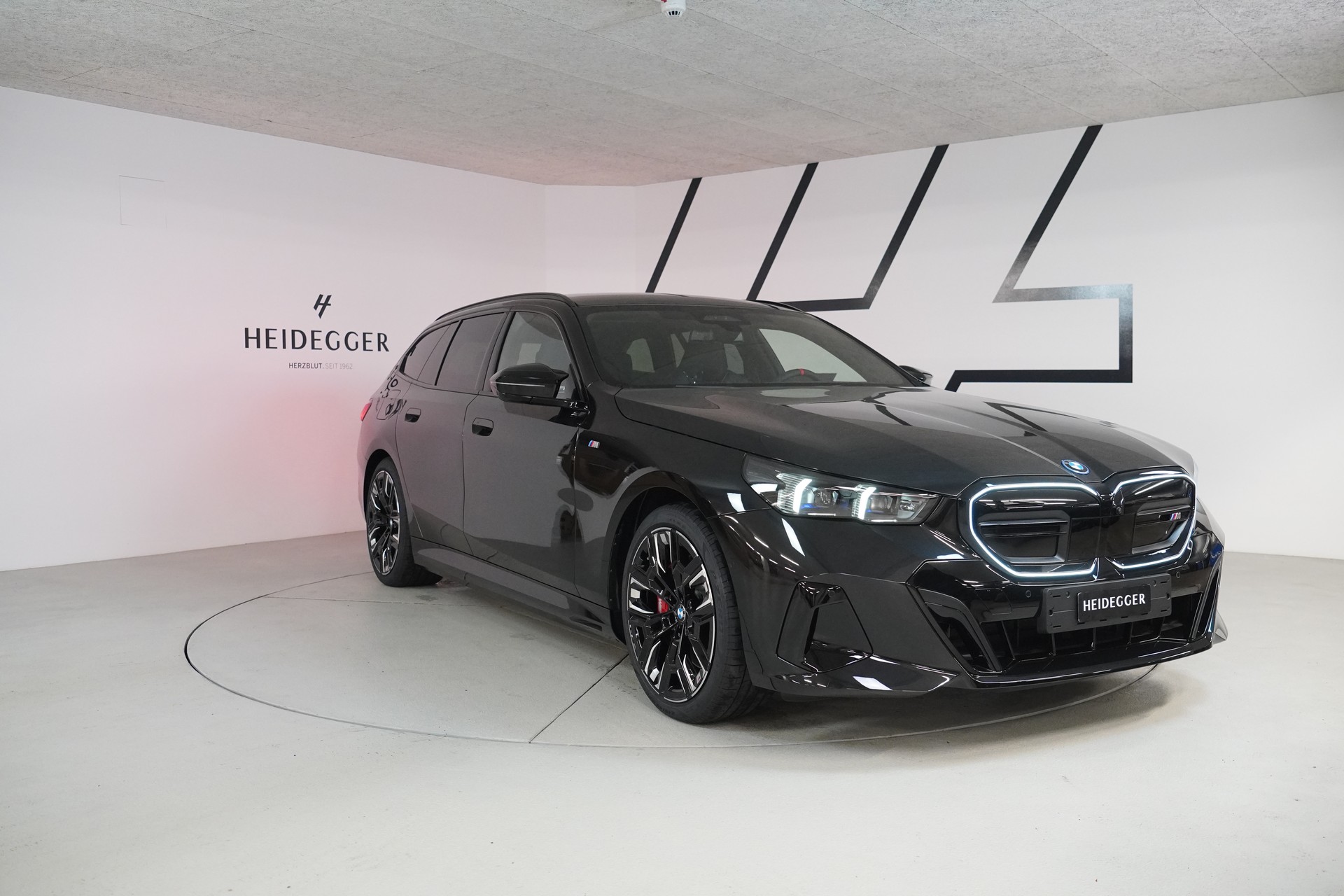 BMW i5 M60 Touring M Sport Pro-showroom-element-2