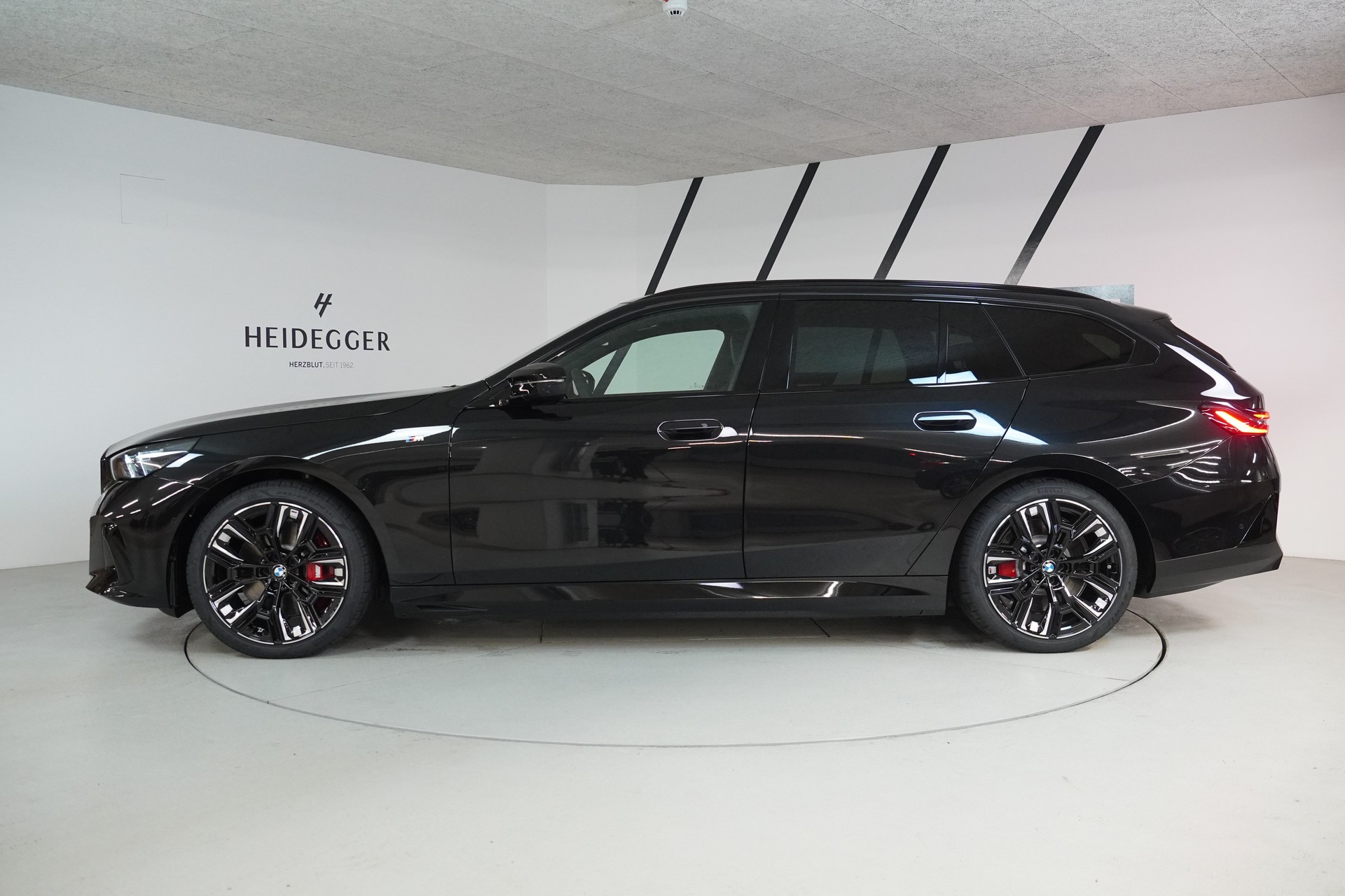 BMW i5 M60 Touring M Sport Pro-showroom-element-3