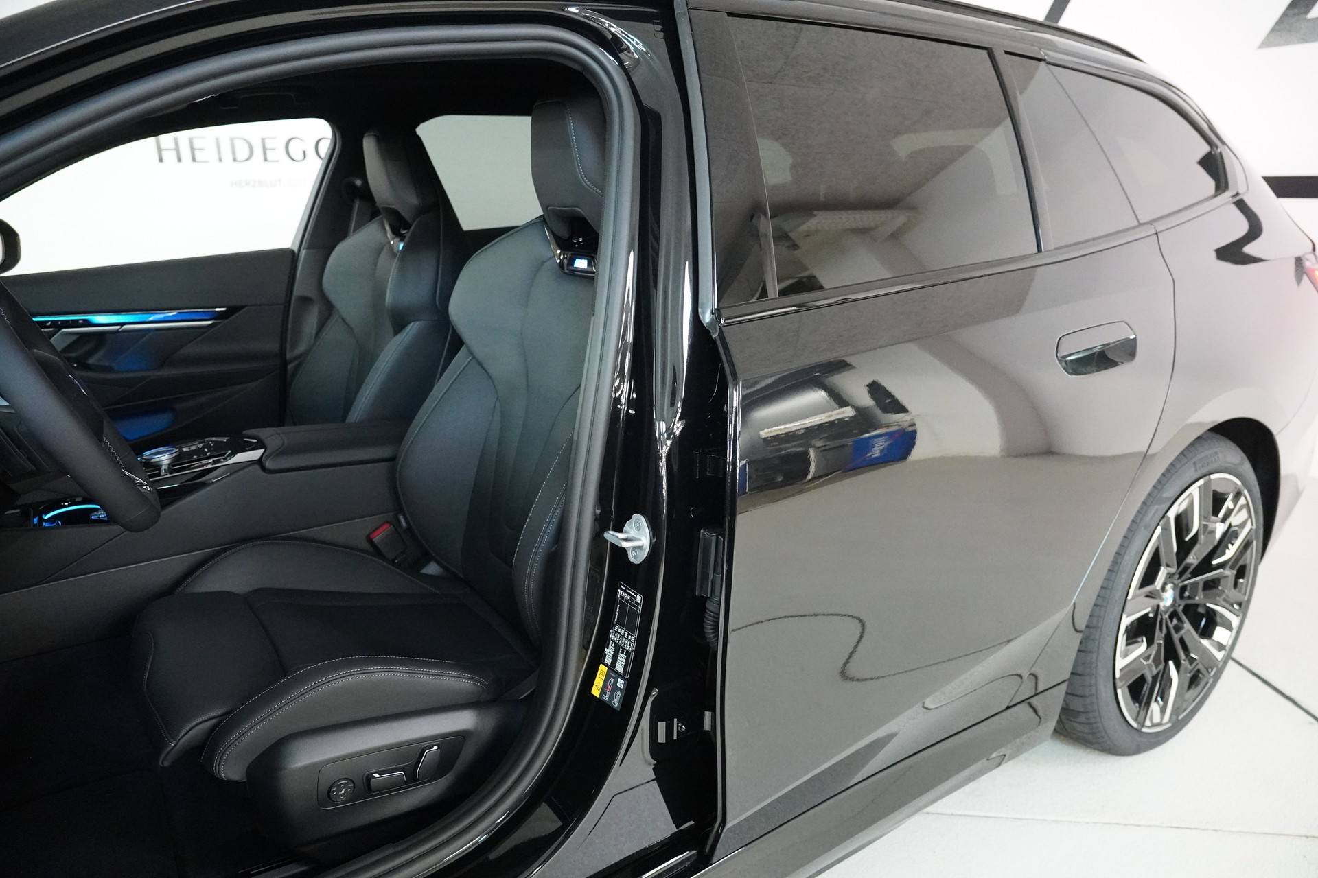 BMW i5 M60 Touring M Sport Pro-image-11