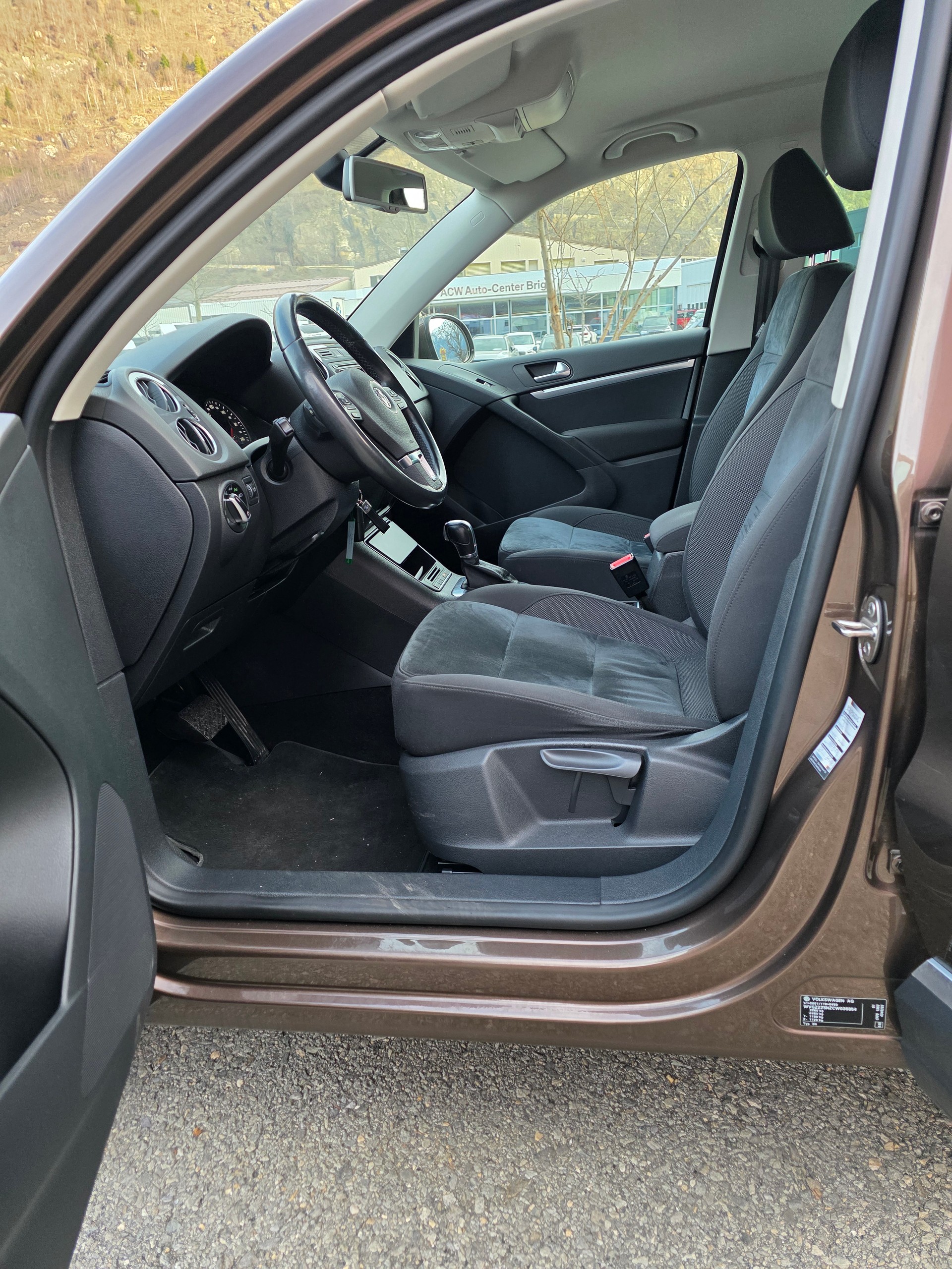 VW Tiguan 2.0 TDI BlueMotion Sport&Style 4Motion-image-9