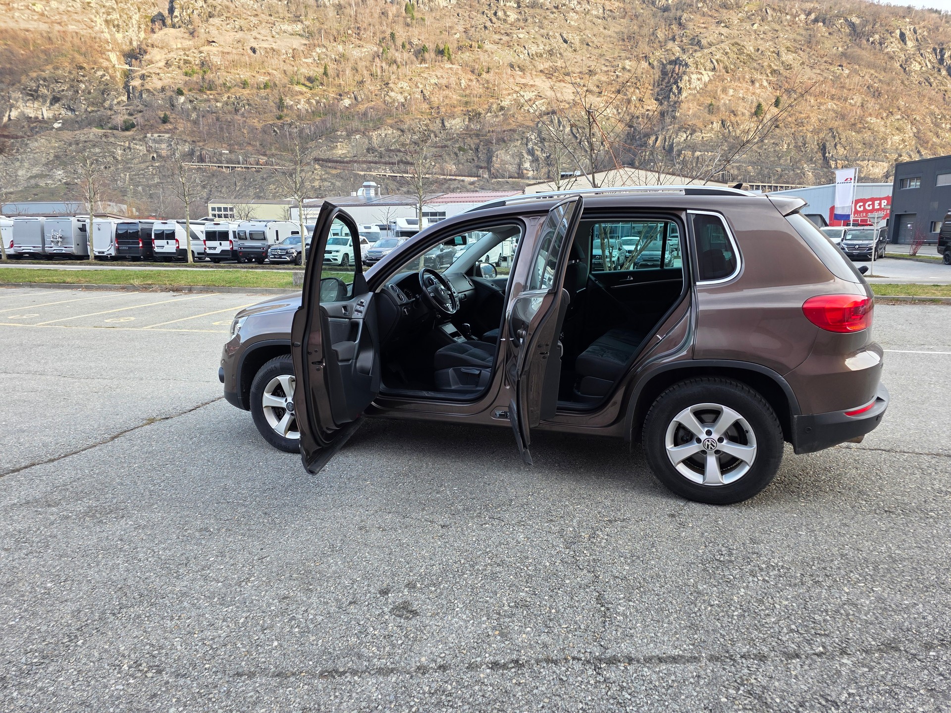 VW Tiguan 2.0 TDI BlueMotion Sport&Style 4Motion-image-8