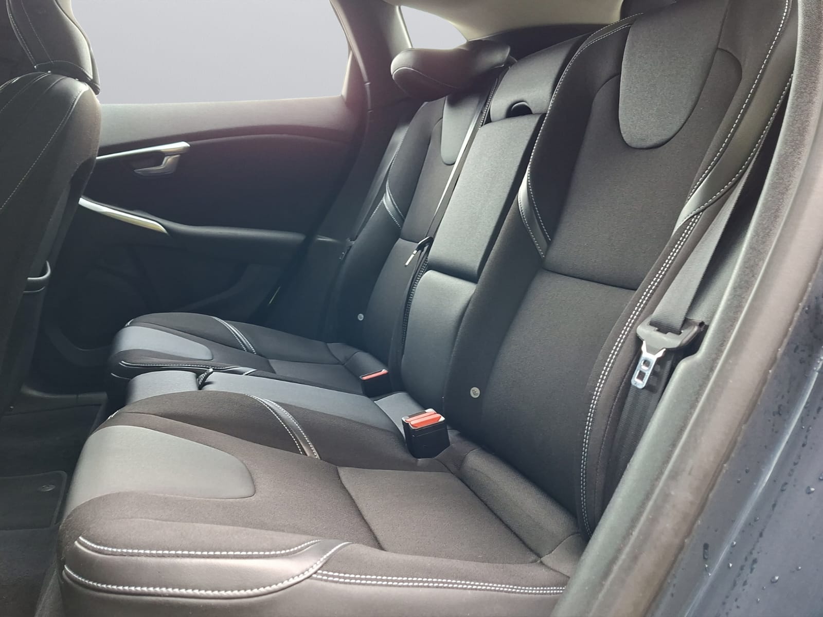 VOLVO V40 D2-image-9