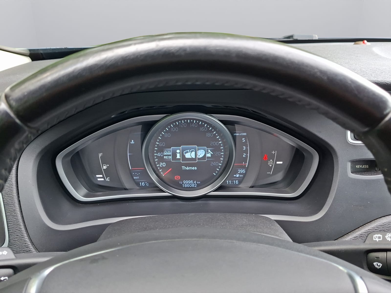 VOLVO V40 D2-image-16