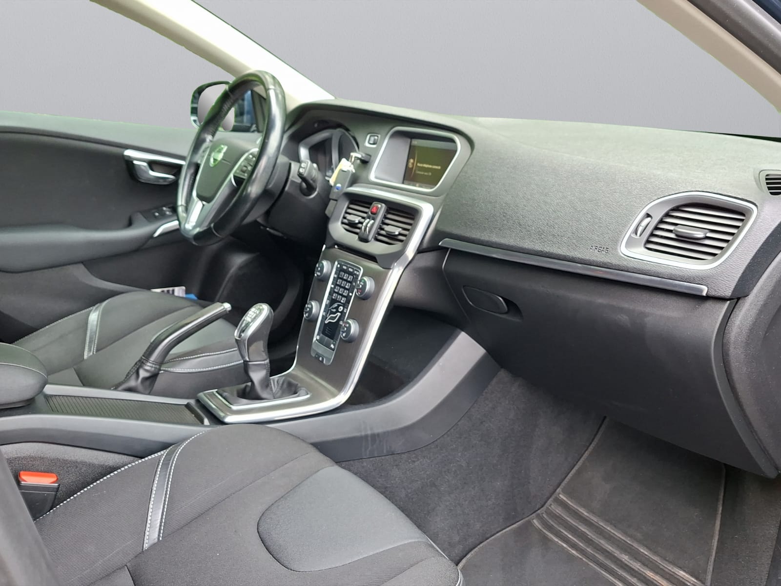 VOLVO V40 D2-image-12