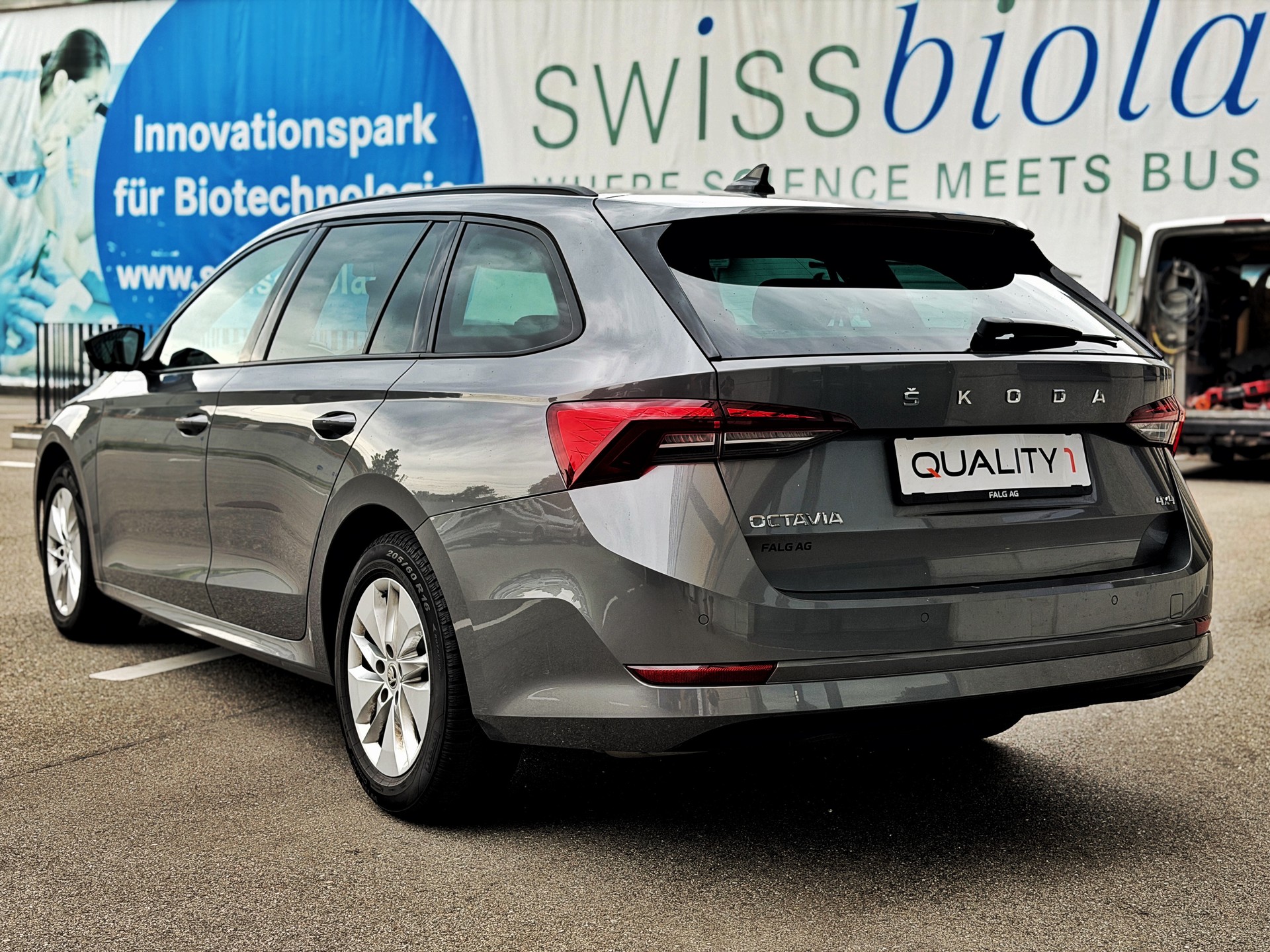 SKODA Octavia Combi 2.0 TDI DSG Ambition 4x4-image-2