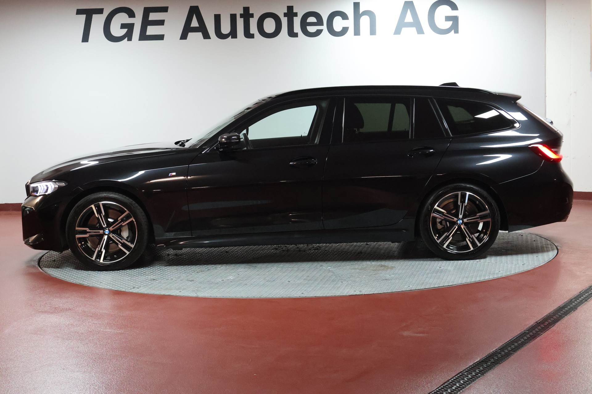 BMW 330i Touring xDrive Steptronic M Sport-image-4