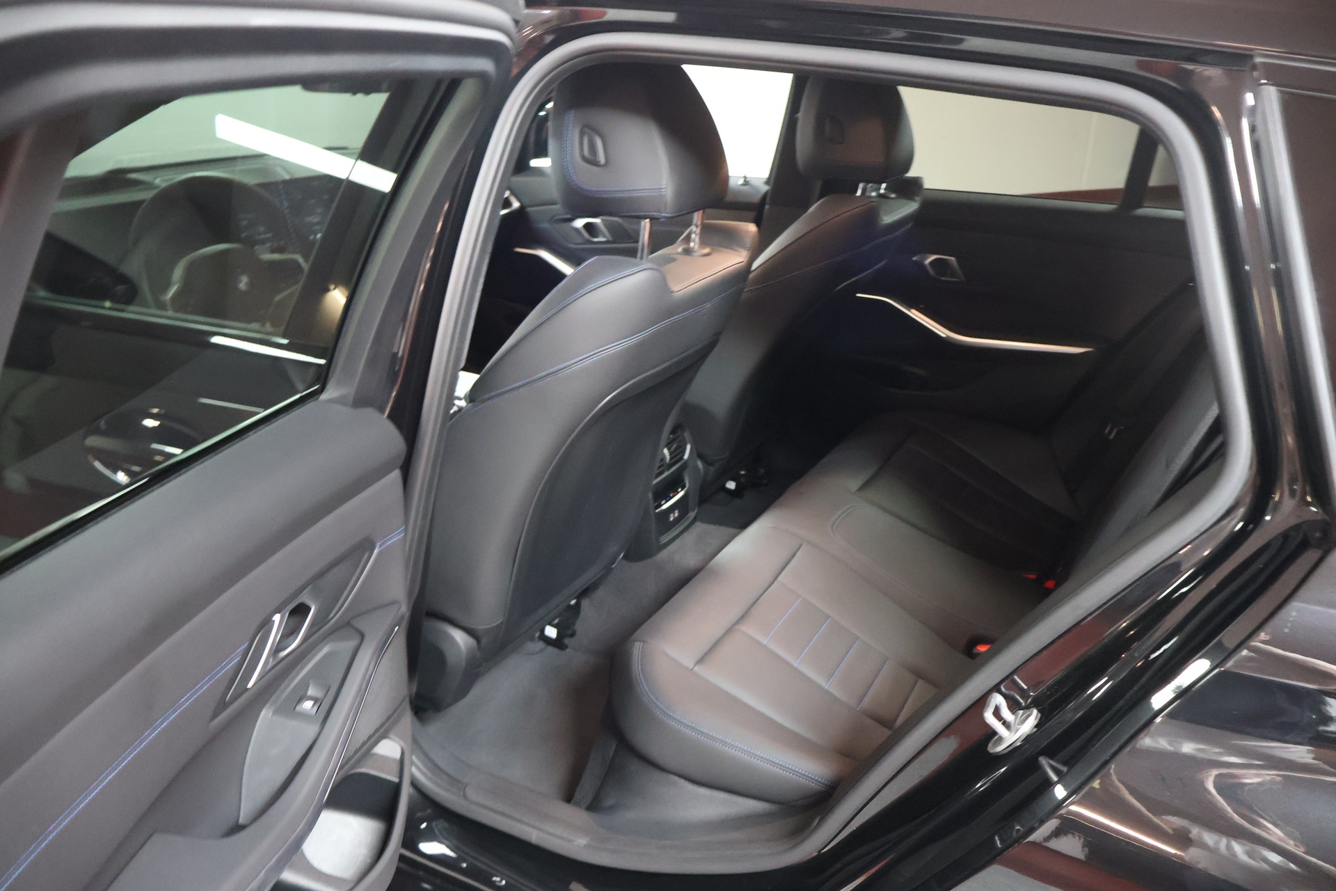 BMW 330i Touring xDrive Steptronic M Sport-image-16